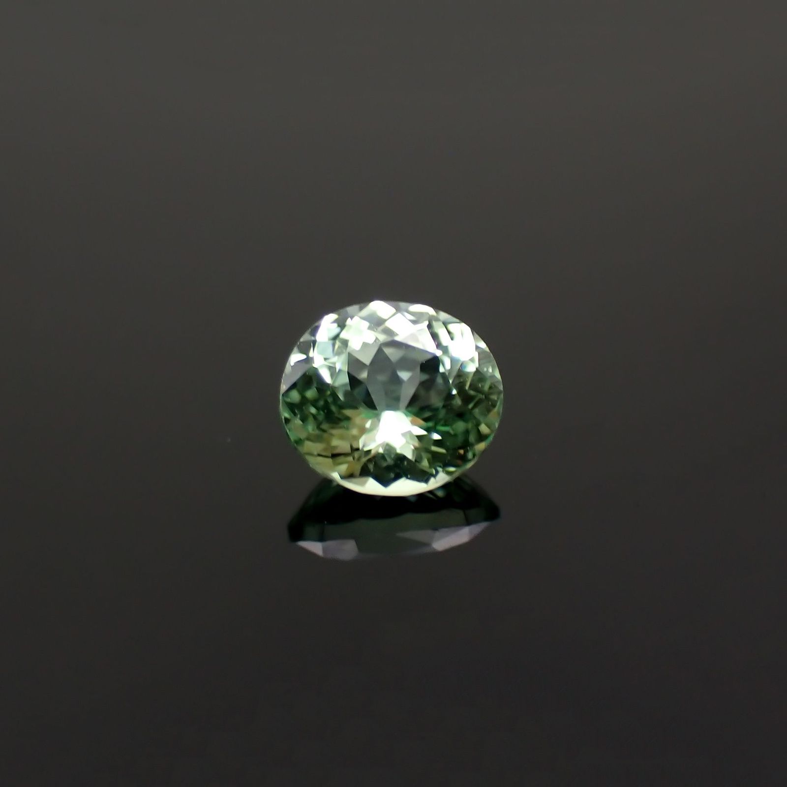 ミントガーネット(宝石名グリーン グロッシュラー・ガーネット)タンザニア産 0.47ct 識別済[221018627]4.9x4.3mm前後