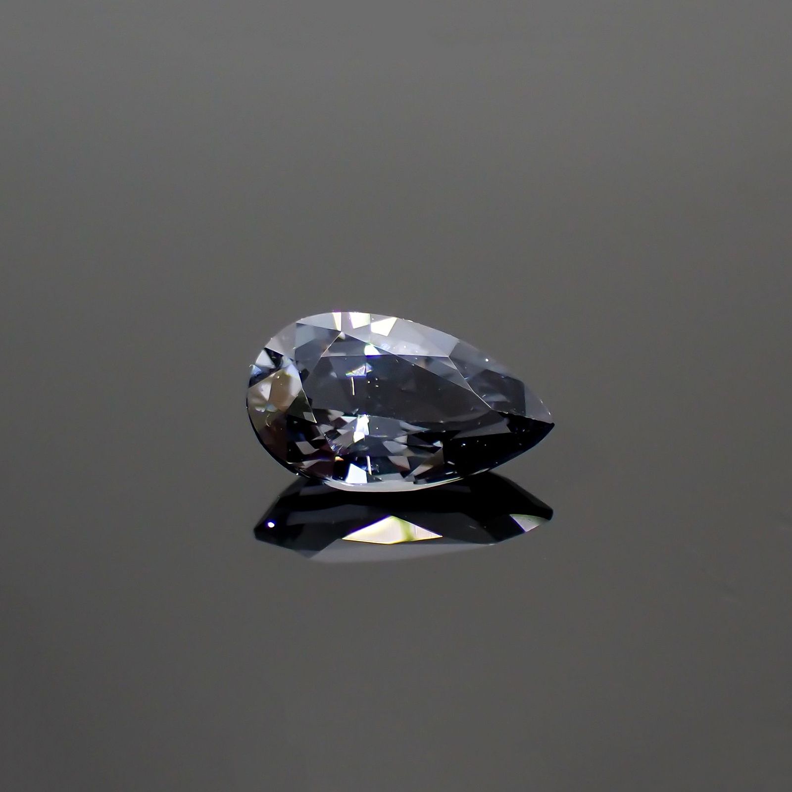プラチナスピネル(宝石名スピネル)ビルマ産 0.85ct 識別済[250114111]7.9x4.7mm前後