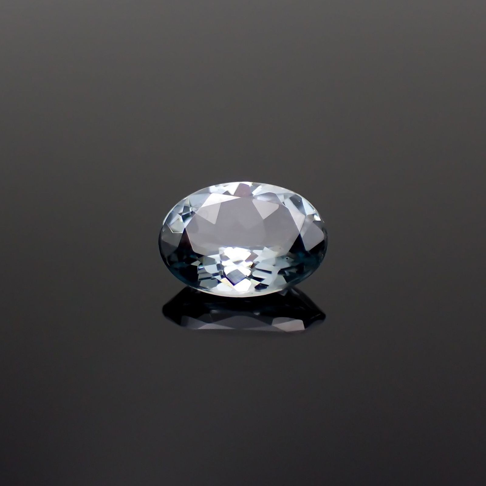 グレースピネル タンザニア産 0.87ct / 7x5.1mm前後 [251021549]