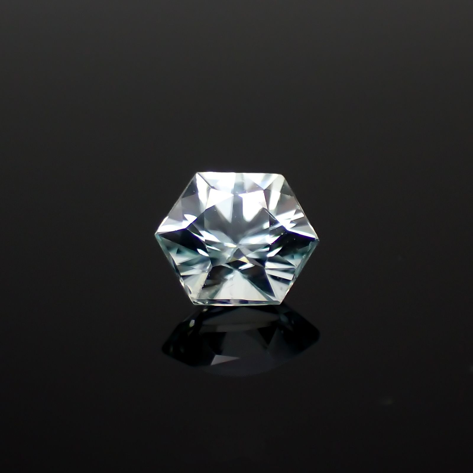 ◇ヘキサゴンカット◇アイスブルージルコン(宝石名ジルコン)カンボジア産 0.85ct 識別済[230320855]4.8x4.7mm前後
