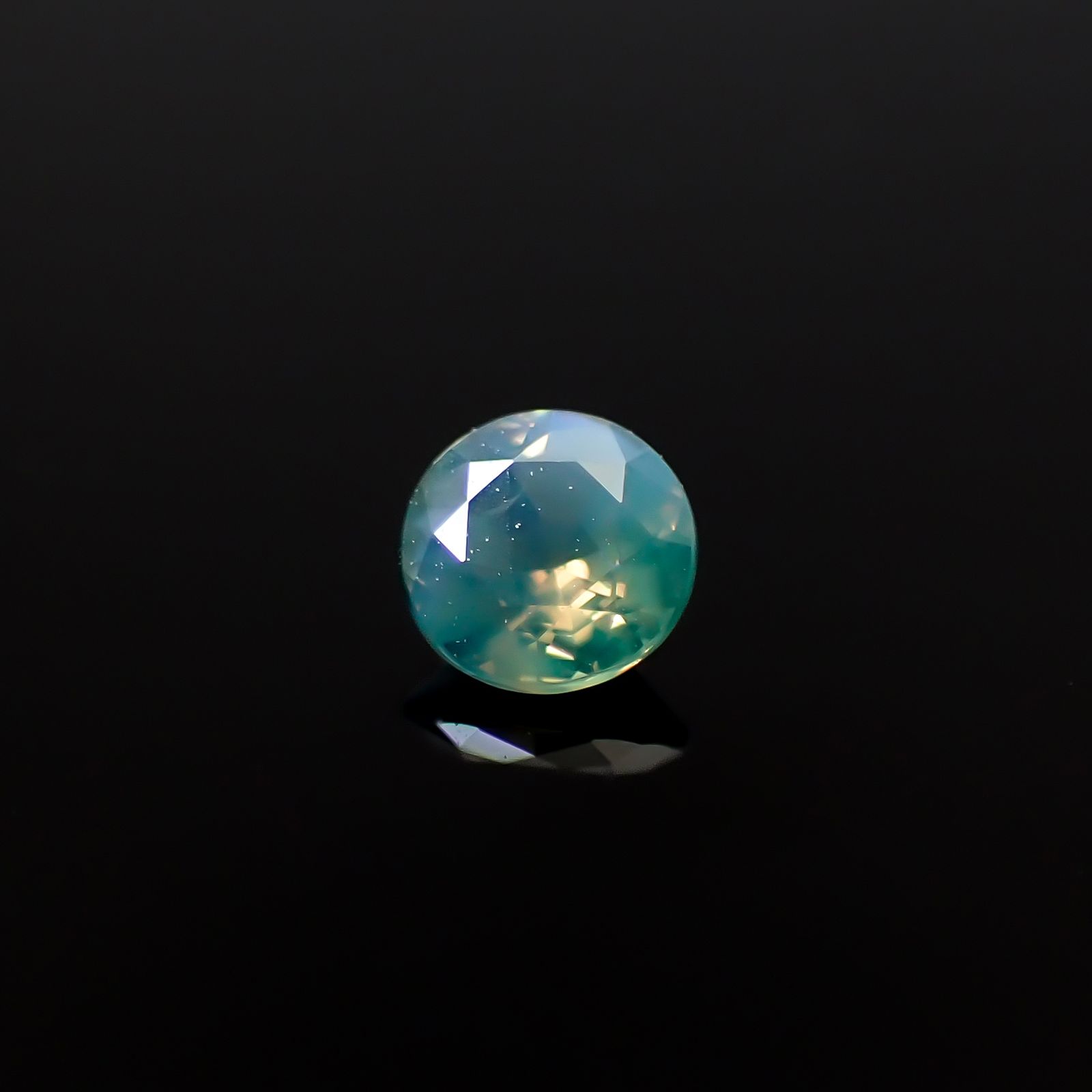 シルキーアレキサンドライト ブラジル・ミナスジェライス州ヘマチタ鉱山産 0.14ct [250129762]3.2x3.1mm前後