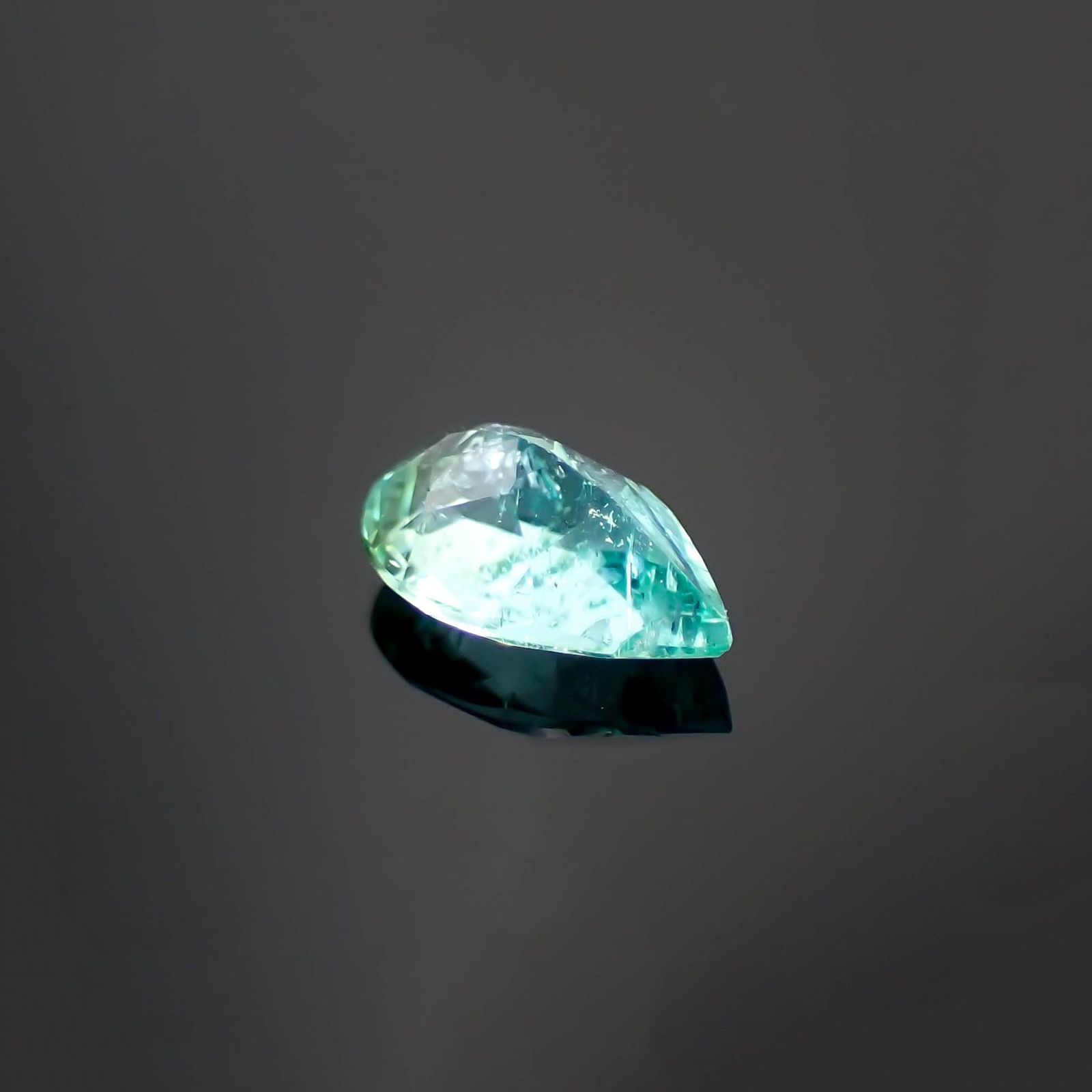 パライバトルマリン(宝石名トルマリン/別名パライバ・トルマリン)ブラジル・キントス鉱山産 識別済 0.23ct / 5.3x3.4mm前後 [221018837]