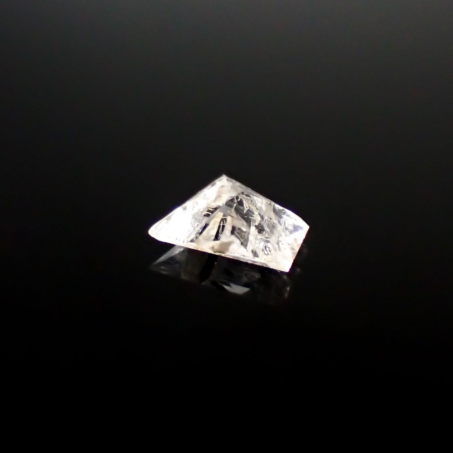 ◇カスタムカット◇ポードレッタイト(宝石名ポードレッタイト)ビルマ産 0.282ct ソ付(彩珠)[240628437]5.8x4.2mm前後