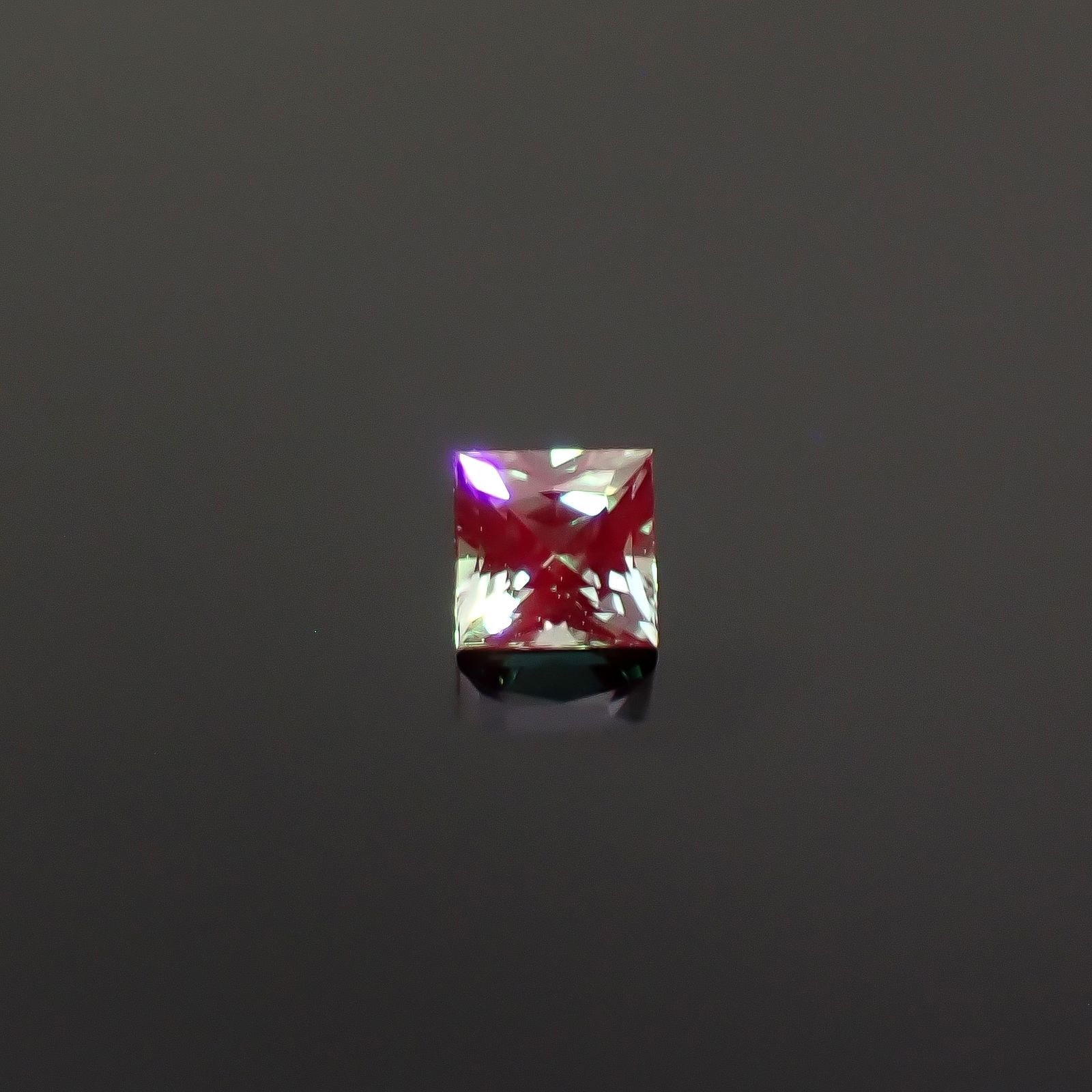 ◇プリンセスカット◇アレキサンドライト ブラジル産 EmeraldMains社製 0.084ct / 2.3x2.3mm前後 [260131575]