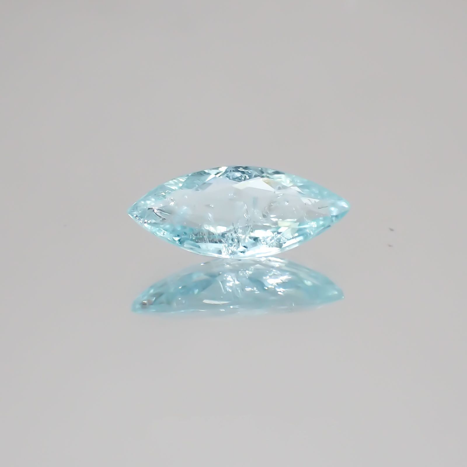 パライバトルマリン モザンビーク産 ルース 0.86ct[21029400]10.3×4.8mm前後
