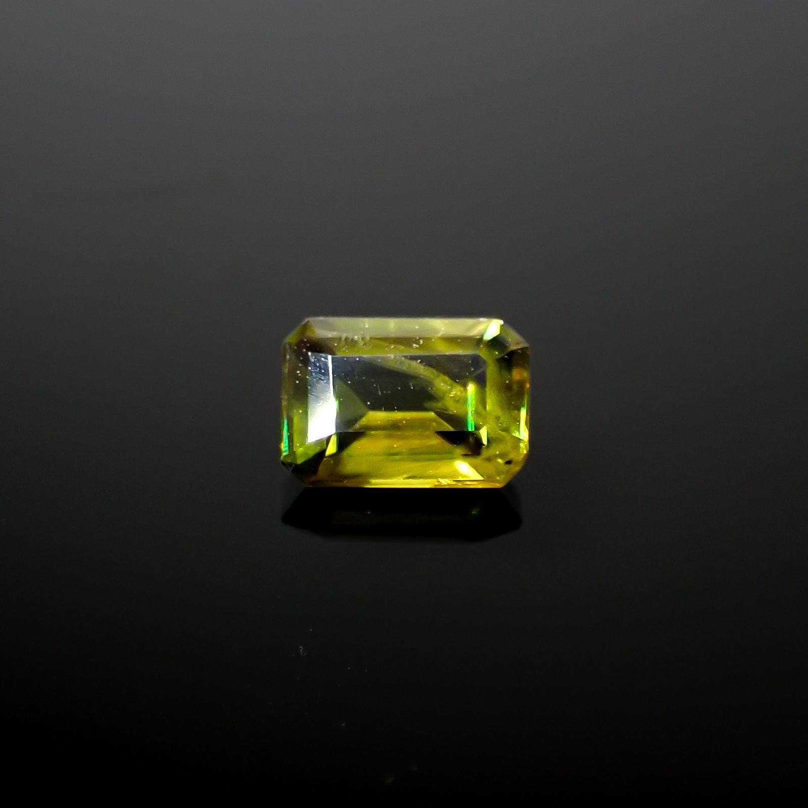 カラーチェンジスフェーン(宝石名スフェーン / カラーチェンジ・タイプ)パキスタン産 0.67ct 識別済[240627954]6.1x4.4mm前後