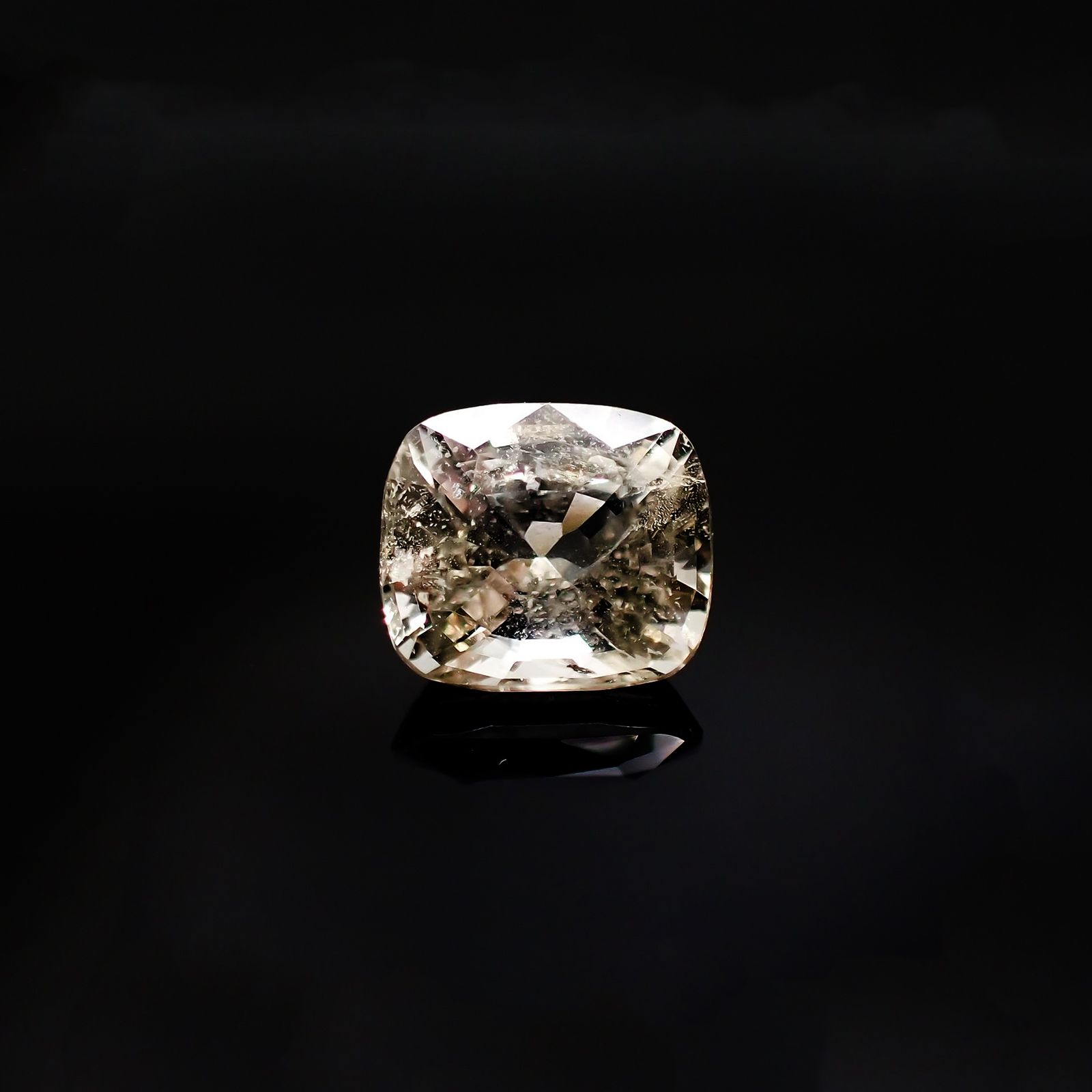 ジェレメジェバイト(宝石名エレメージェバイト) ビルマ産 ソ付(彩珠) 2.583ct / 7.5×8.6mm前後 [19111877]
