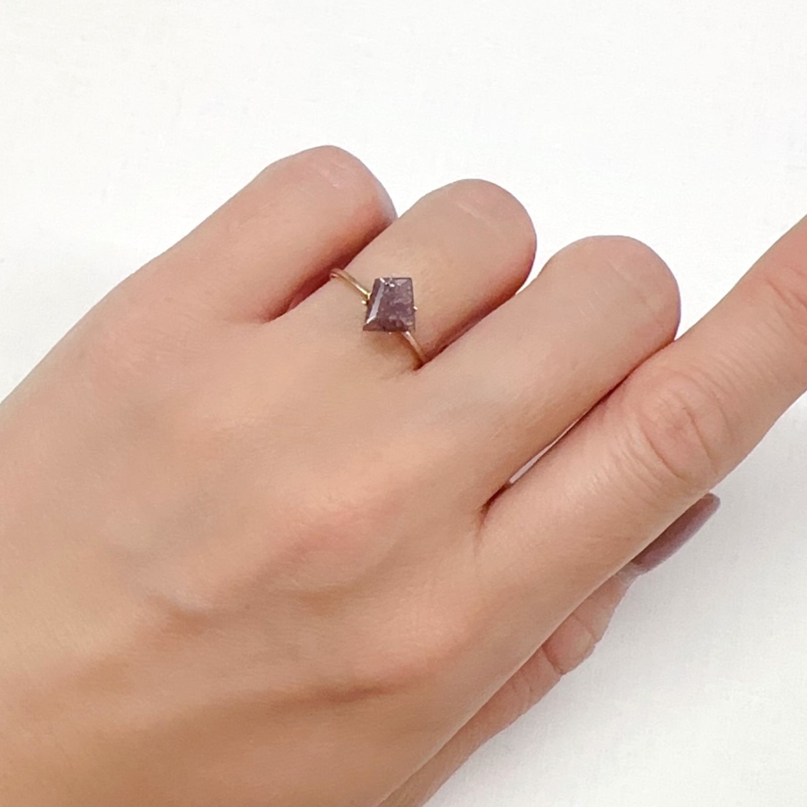 ◇カスタムカット◇ブラッドショットアイオライト インド産 0.83ct[240125388]6.5x6.4mm前後