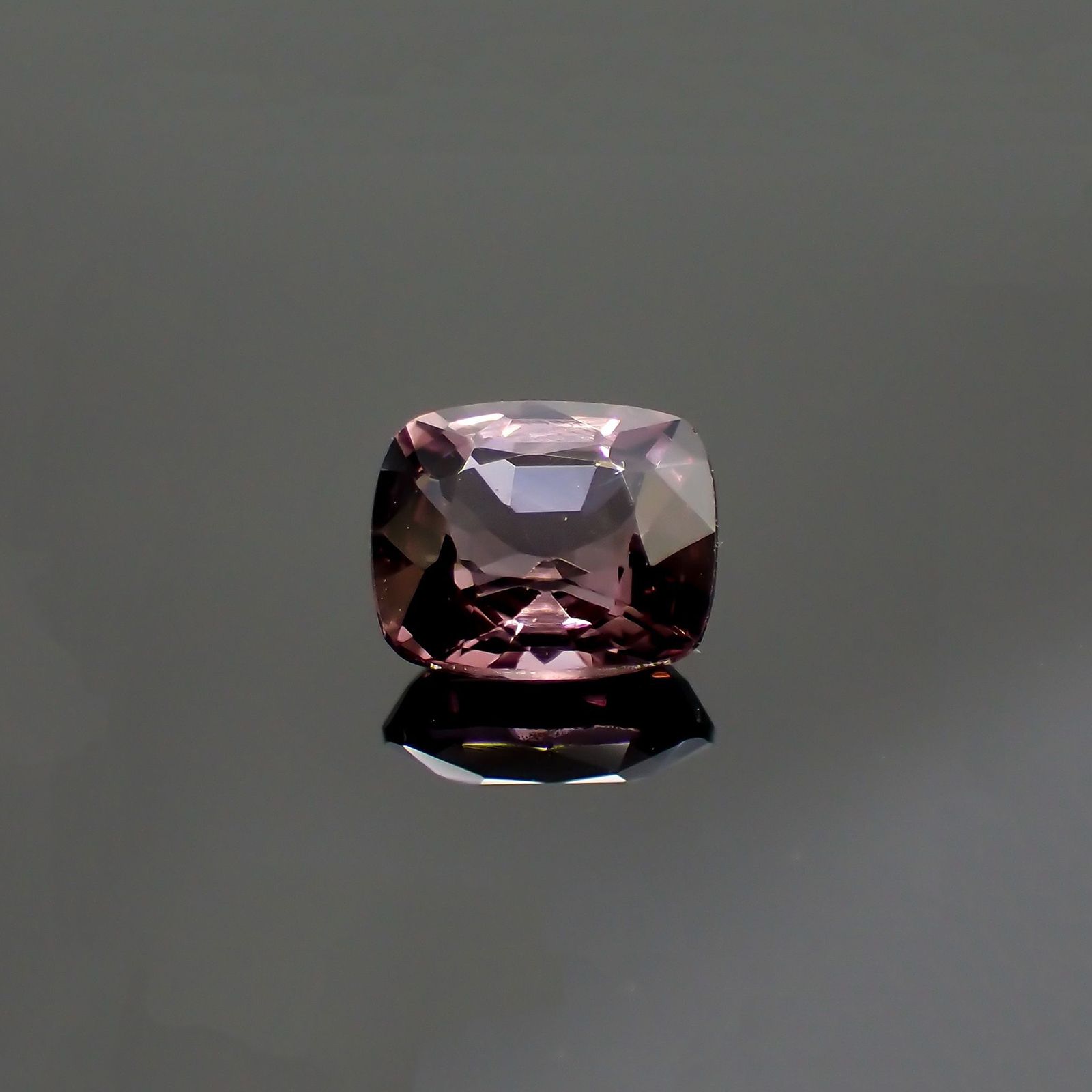 パープルスピネル(宝石名スピネル)ビルマ産 識別済 1.16ct / 6.7x5.7mm前後 [231124303]