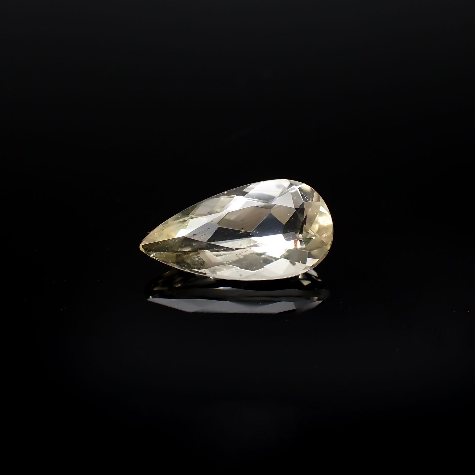 イエロースキャポライト(宝石名イエロー・スキャポライト)ブラジル・ミナスジェライス州産 識別済 1.39ct / 11.1x5.7mm前後 [251118021]