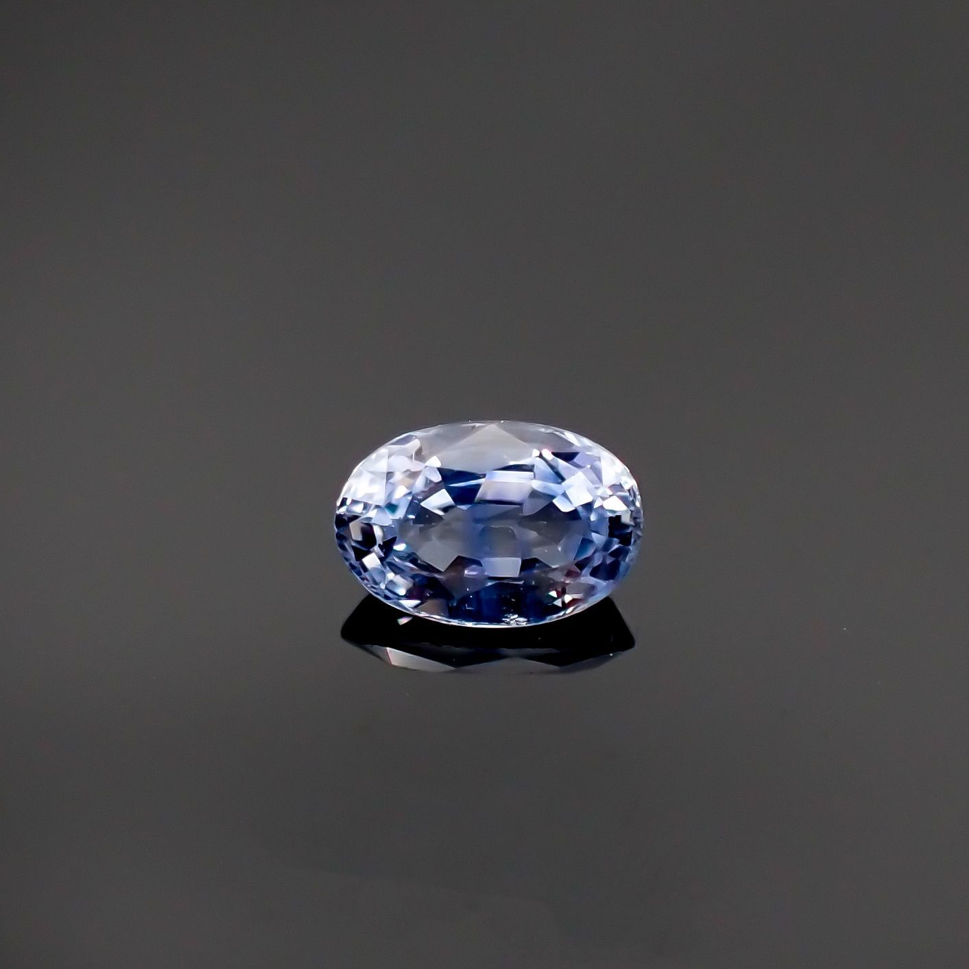 アイスブルーサファイア スリランカ・マダガスカル産 ルース 0.57ct[210711171]6.1×3.9mm前後