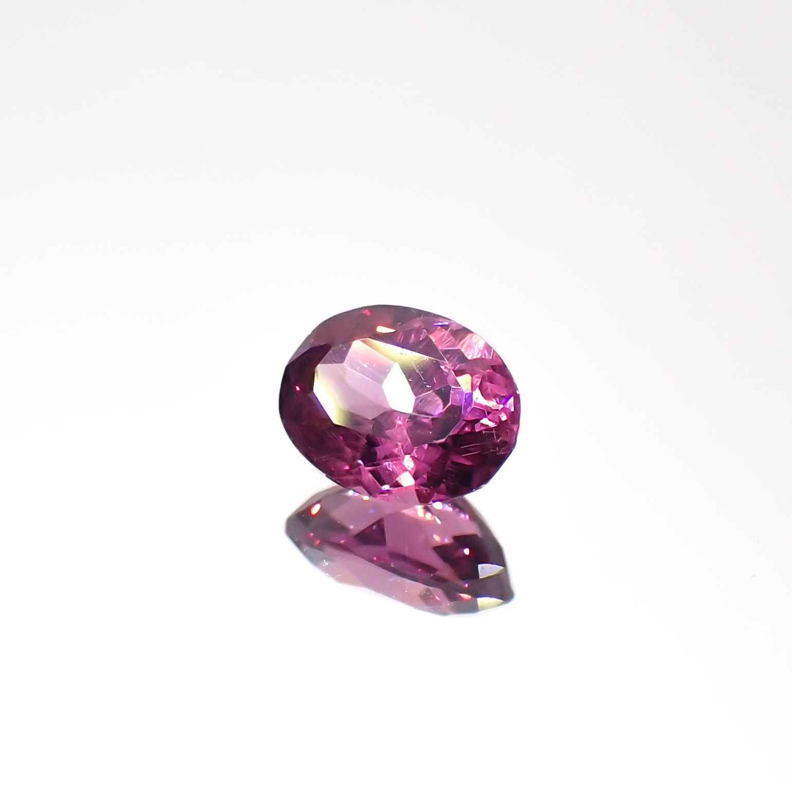 カラーシフトマラヤガーネット(宝石名ガーネット)タンザニア産 0.80ct 識別済[230120275]6.2x4.7mm前後