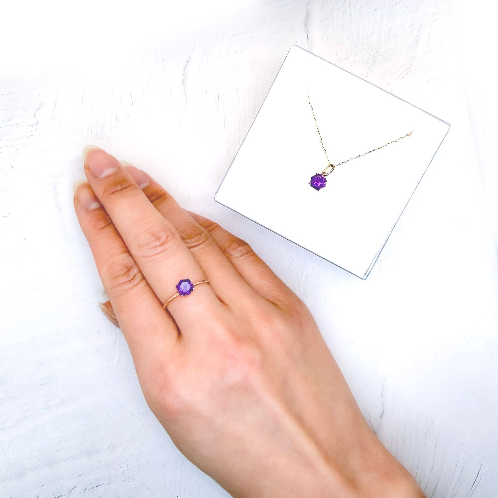 ◇ヘキサゴンカット・ペアセット◇アメジスト(宝石名アメシスト)ブラジル産 識別済 1.14ct(2pcs合計) / 5.1x5.1mm前後 [260131644]