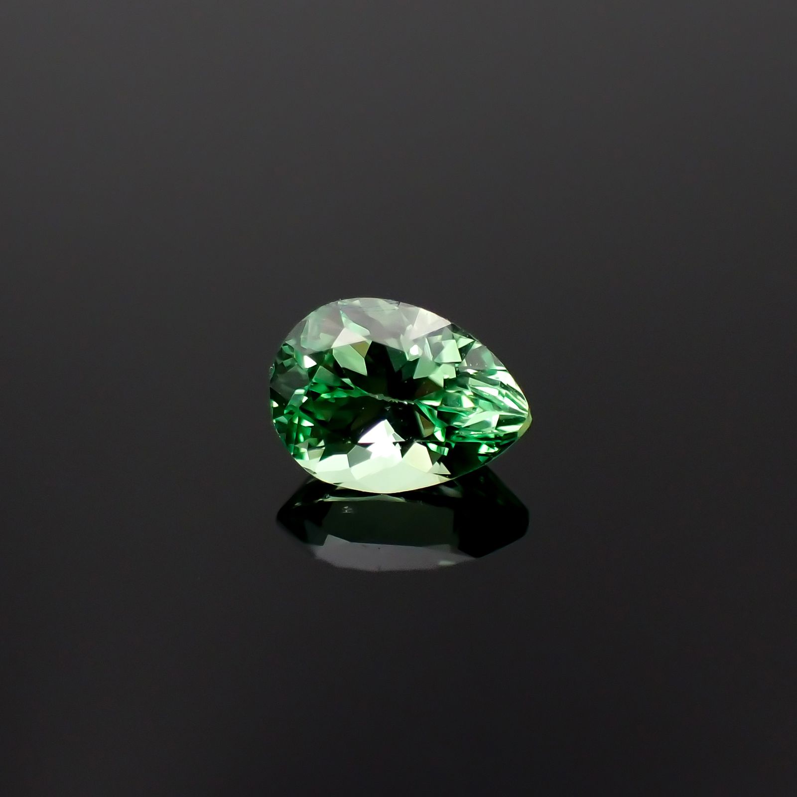 ミントガーネット タンザニア産 0.66ct[231023744]6.2x4.4mm前後