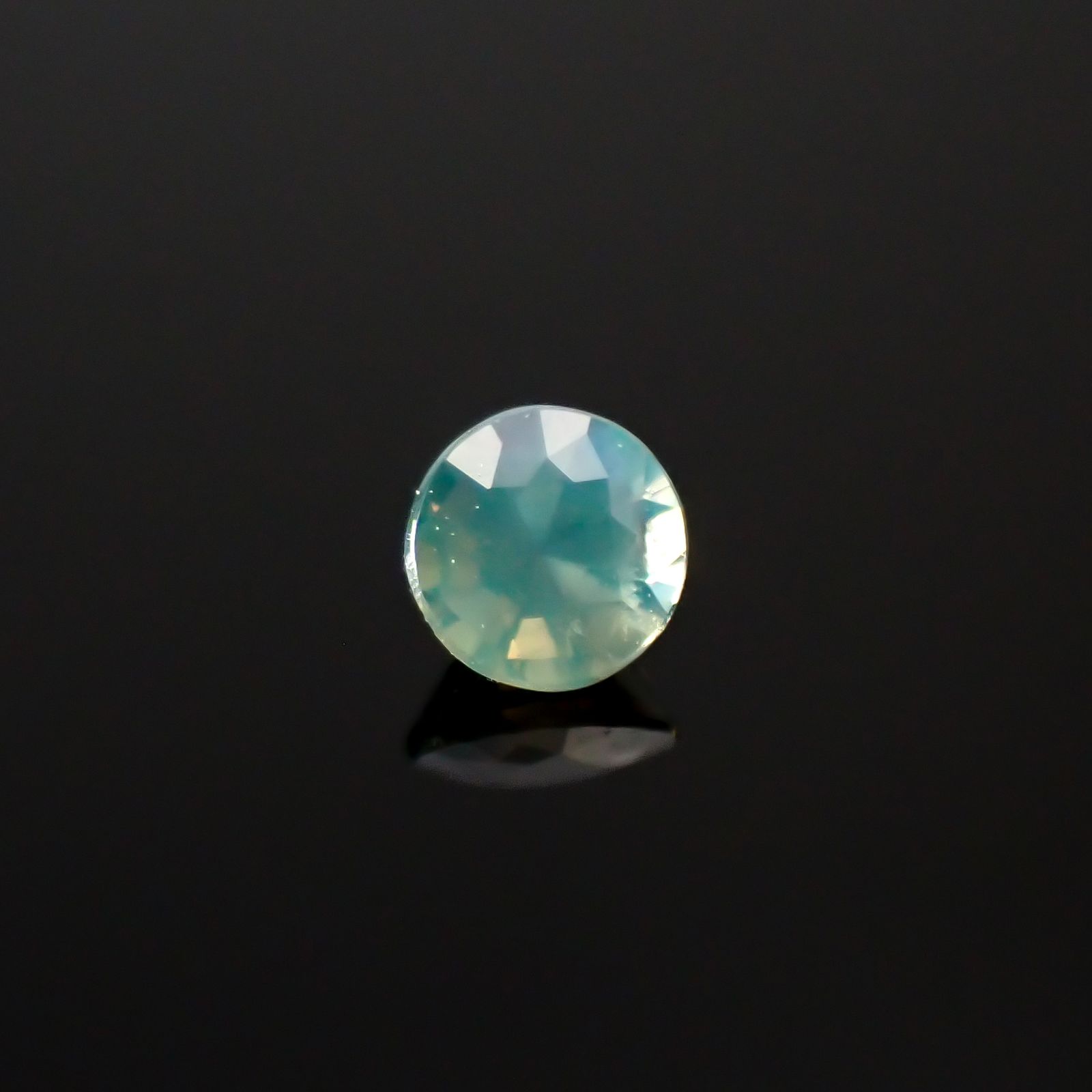 アレキサンドライトキャッツアイ ブラジル産/EmeraldMains社製 0.072ct[240627964]2.4x2.4mm前後