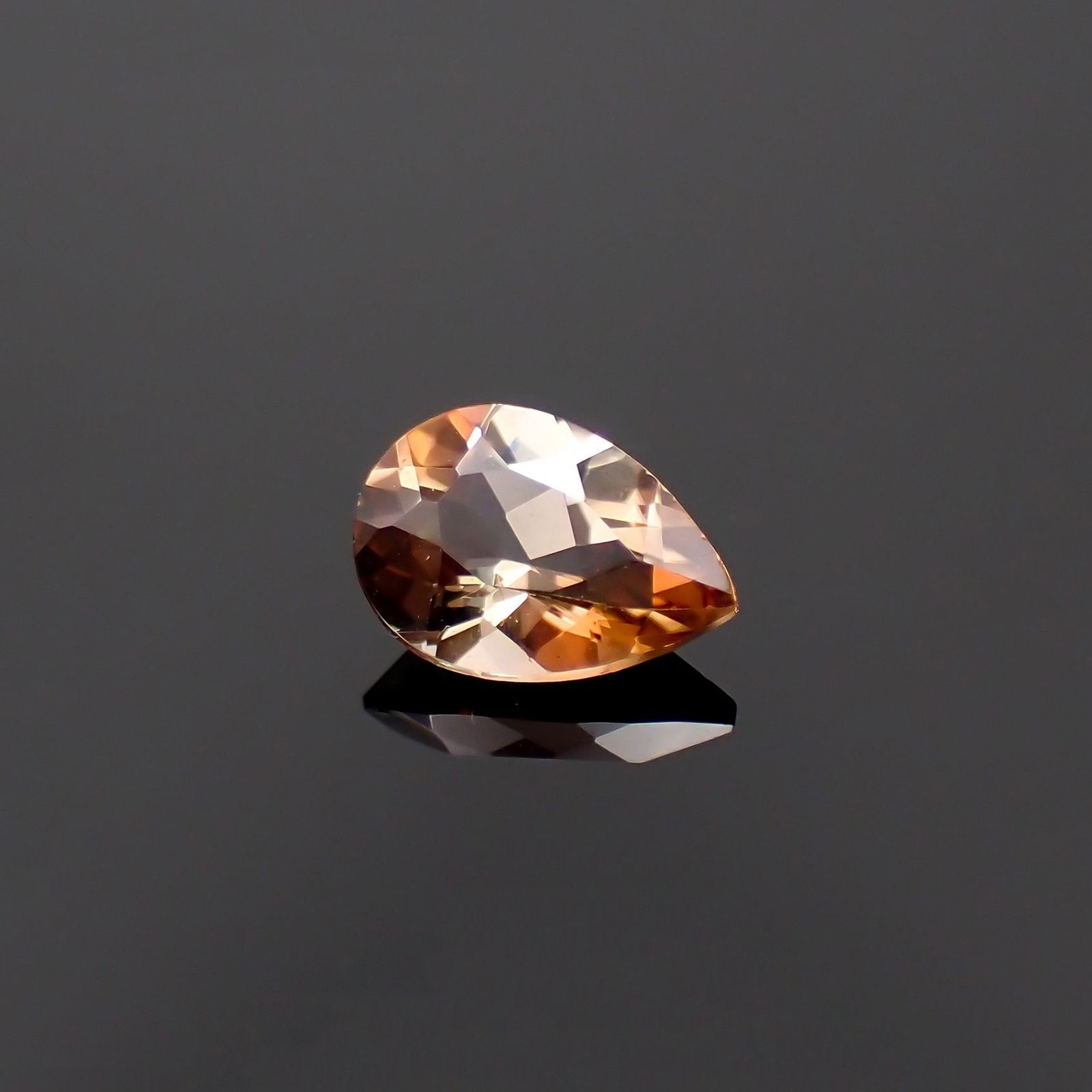 アンダリュサイト(宝石名アンダリュサイト)スリランカ/マダガスカル産 識別済 0.58ct / 6.8x4.7mm前後 [251020832]