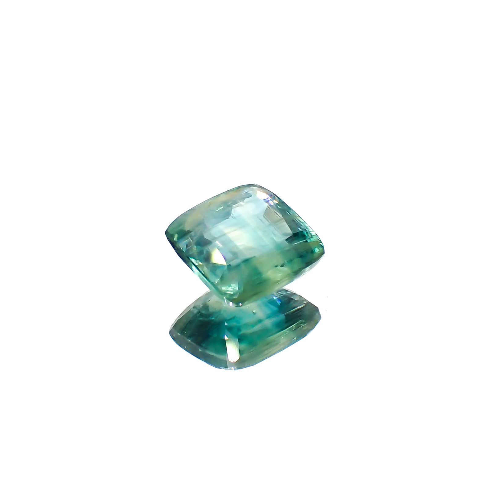 バイカラーカイヤナイト(宝石名カイヤナイト)ネパール産 2.53ct 識別済[240326693]7.8x7.2mm前後