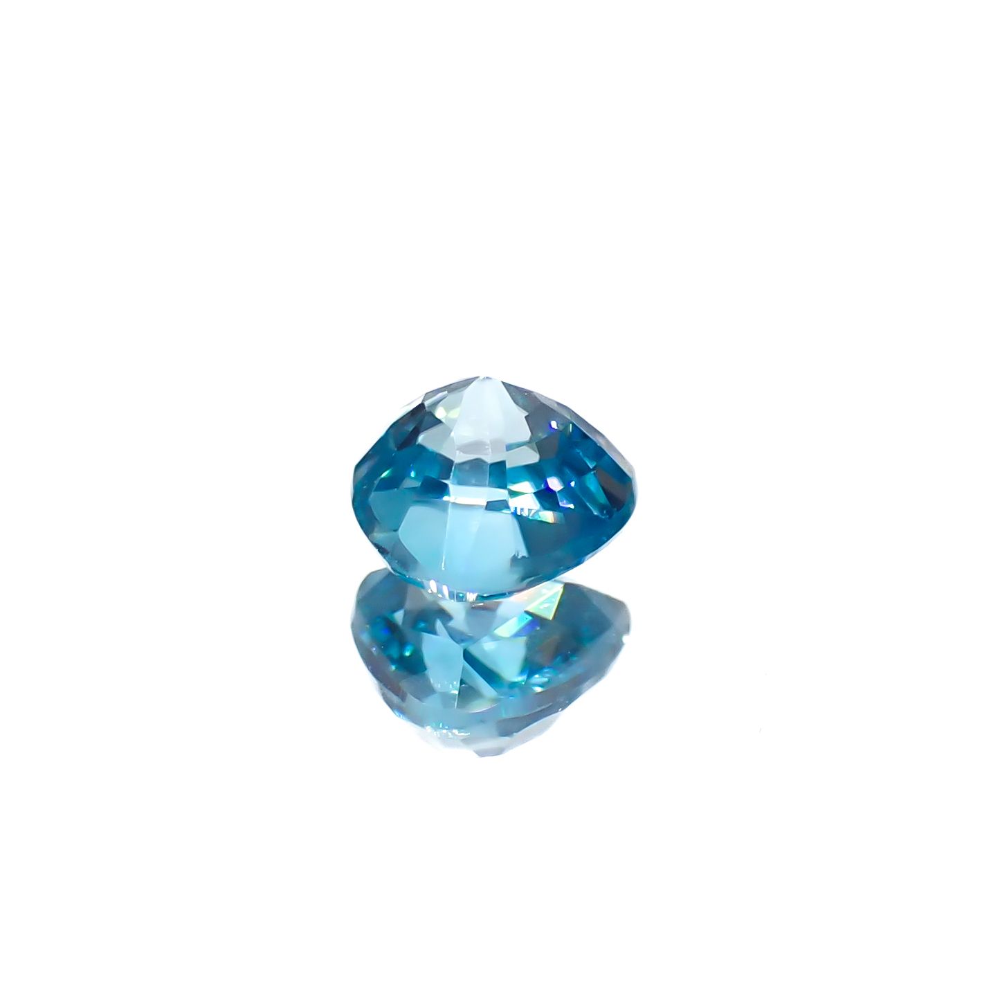 ブルージルコン カンボジア産 0.70ct[240728505]4.9x4.9mm前後