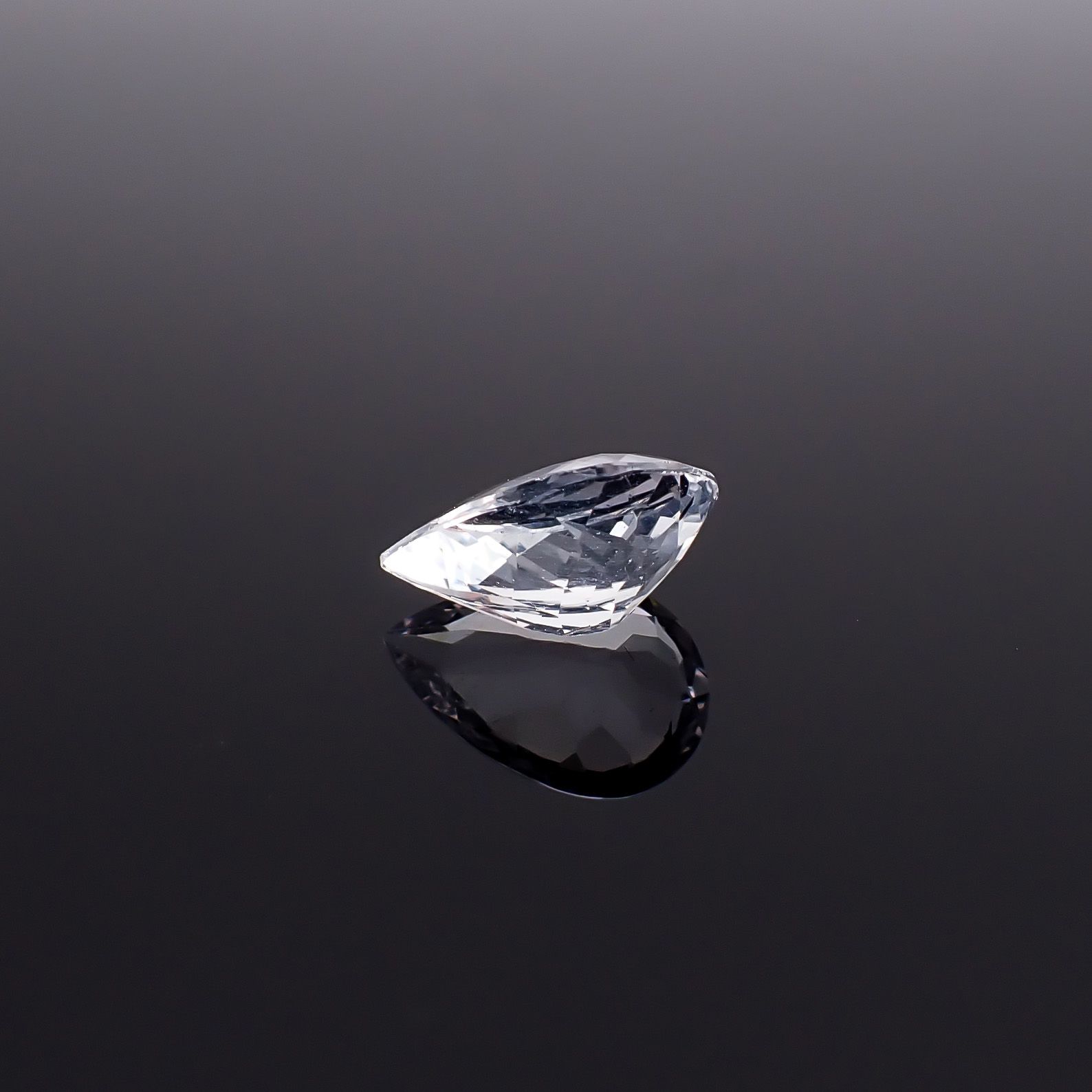 シルバーアパタイト フルオレッセンス アフリカ産 識別済 1.69ct / 9.8x6.6mm前後 [260632514]