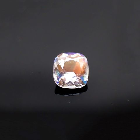 レインボームーンストーン(宝石名ラブラドライト) マダガスカル産 0.989ct ソ付(彩珠)[210611245]6.7×6.4mm前後