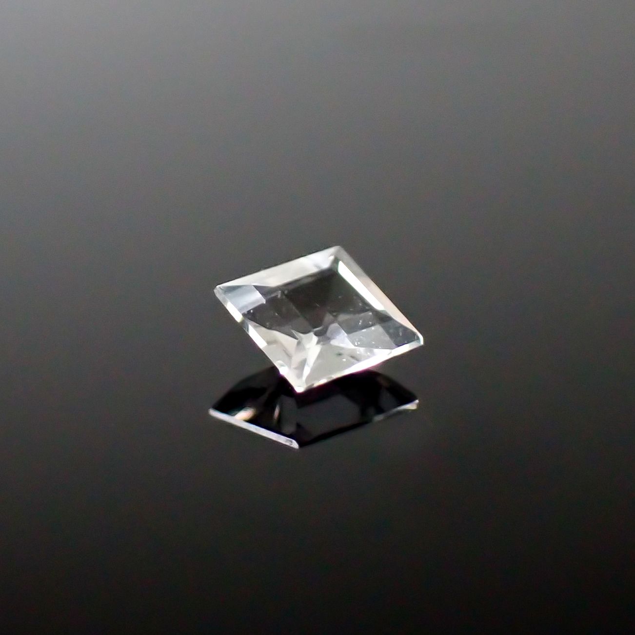 テネブレッセンススキャポライト アフガニスタン産 0.12ct / 3.3x3.1mm前後 [260532262]