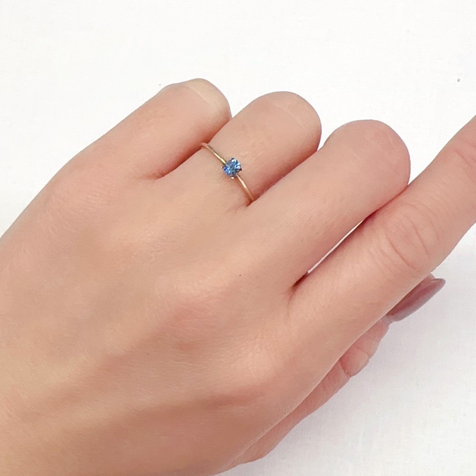 タトゥーアクアマリン ブラジル・ミナスジェライス州タトゥー鉱山産 0.14ct[240226071]3.4x3.1mm前後