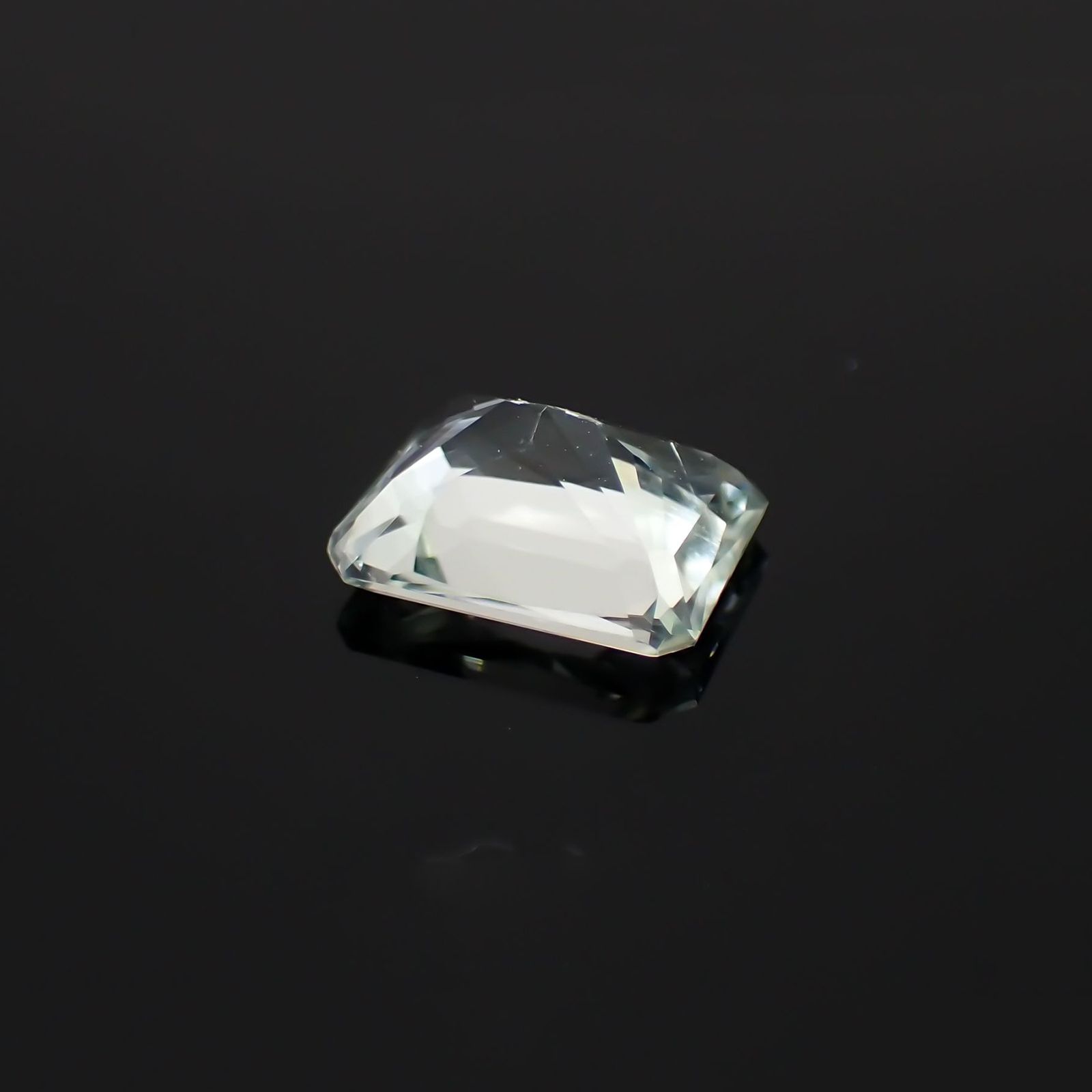 ライムスポジュミン(宝石名スポジュミン)ブラジル産 1.77ct 識別済[250717087]8.4x6.4mm前後