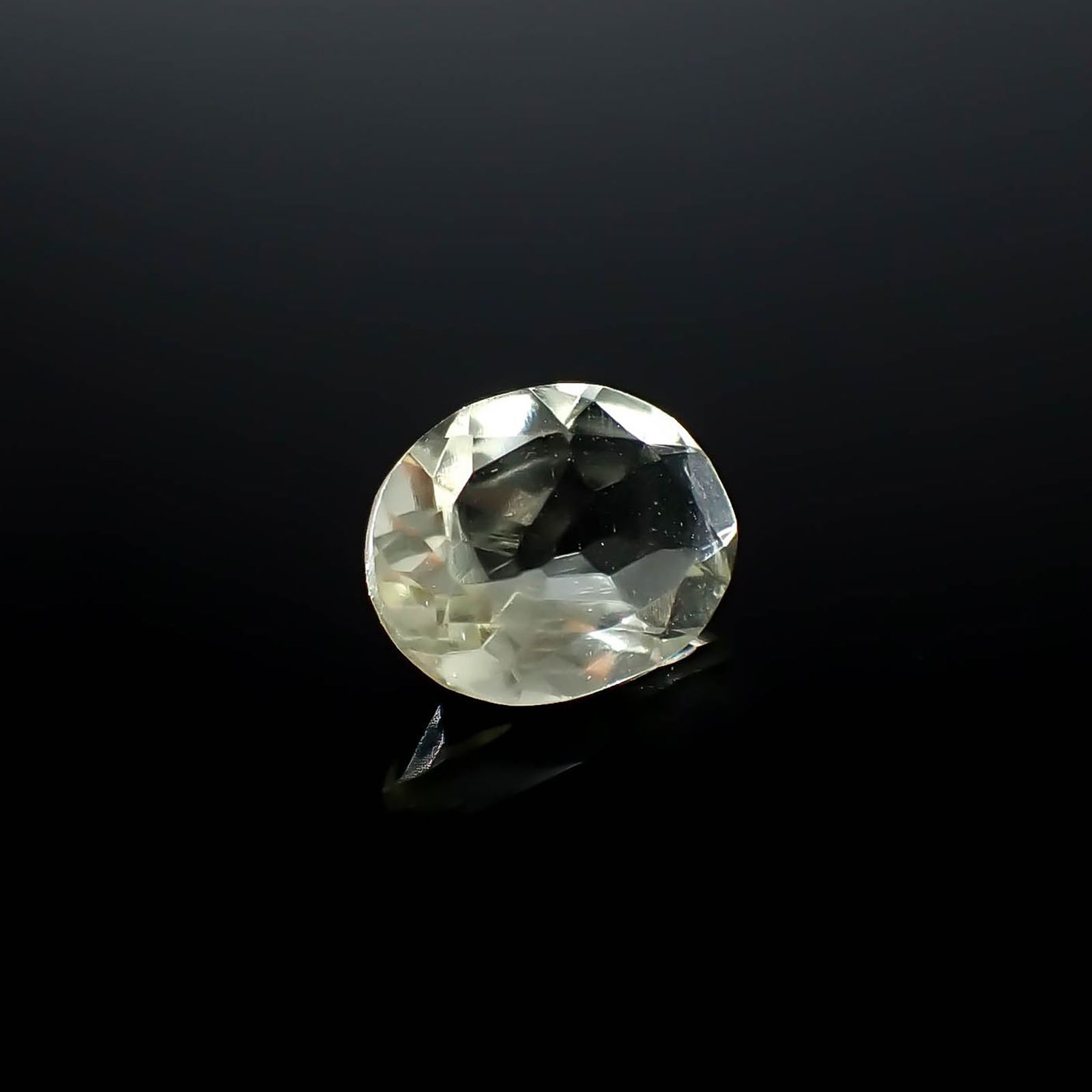 リビアングラス 発見地：エジプト・リビア砂漠 2.58ct / 11.5x8.8mm前後 [251131304]