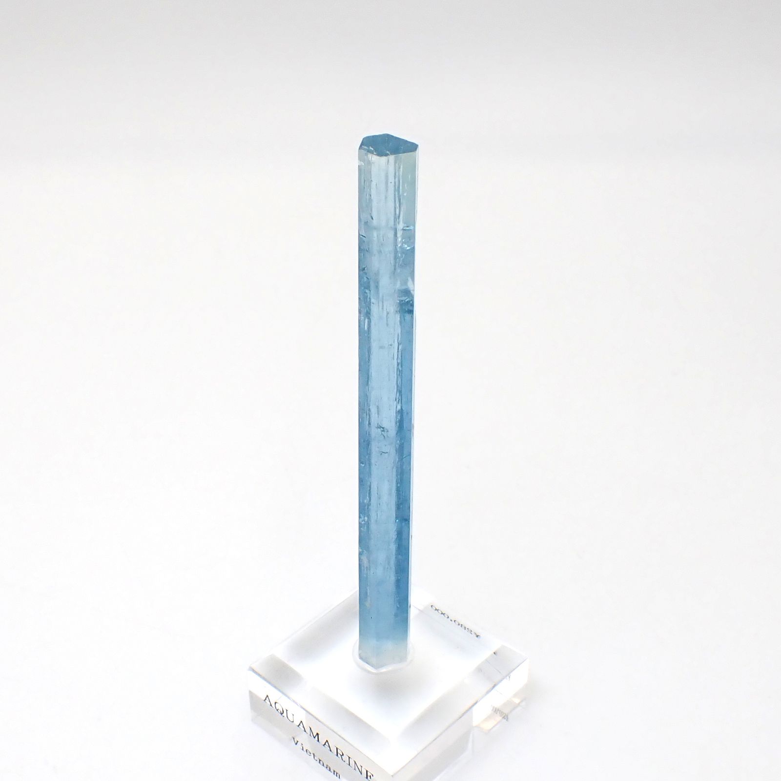 アクアマリン柱状結晶原石 ベトナム産 アクリル台座付き 88.87ct(17.77g) / 7.4x9.7x108.7mm前後 [260632331]