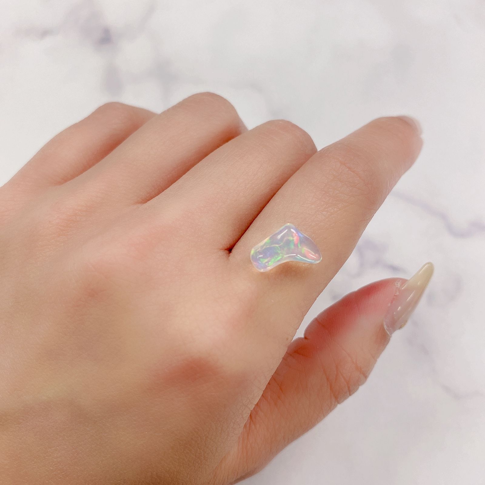 ◇バロック型◇エチオピアオパール(宝石名オパール) エチオピア産 1.53ct 識別済[210611398]12.7×7.5mm前後