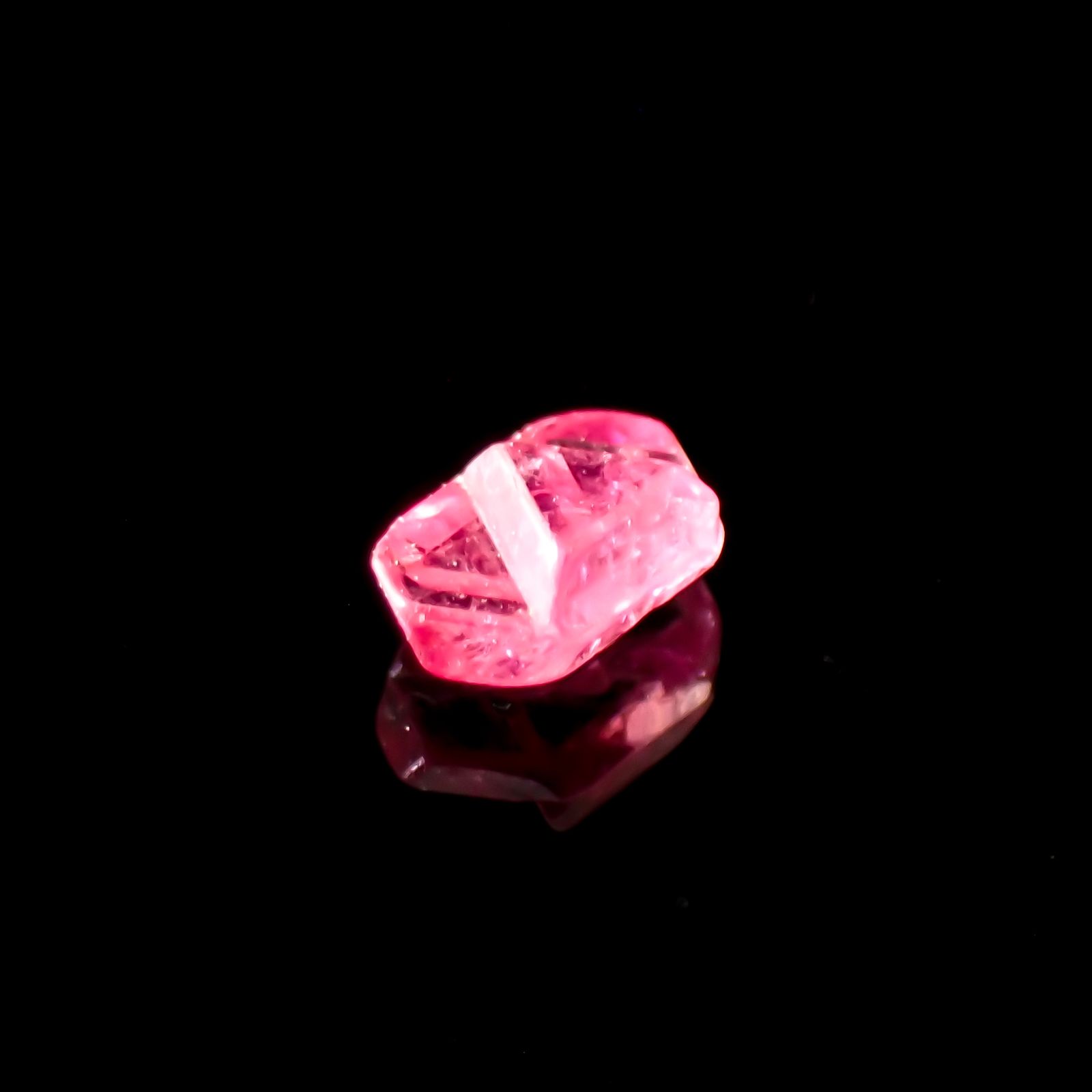 ツインクリスタルスピネル(スピネル式双晶）原石 ビルマ産 0.15ct[231124063]3.9x2.4mm前後