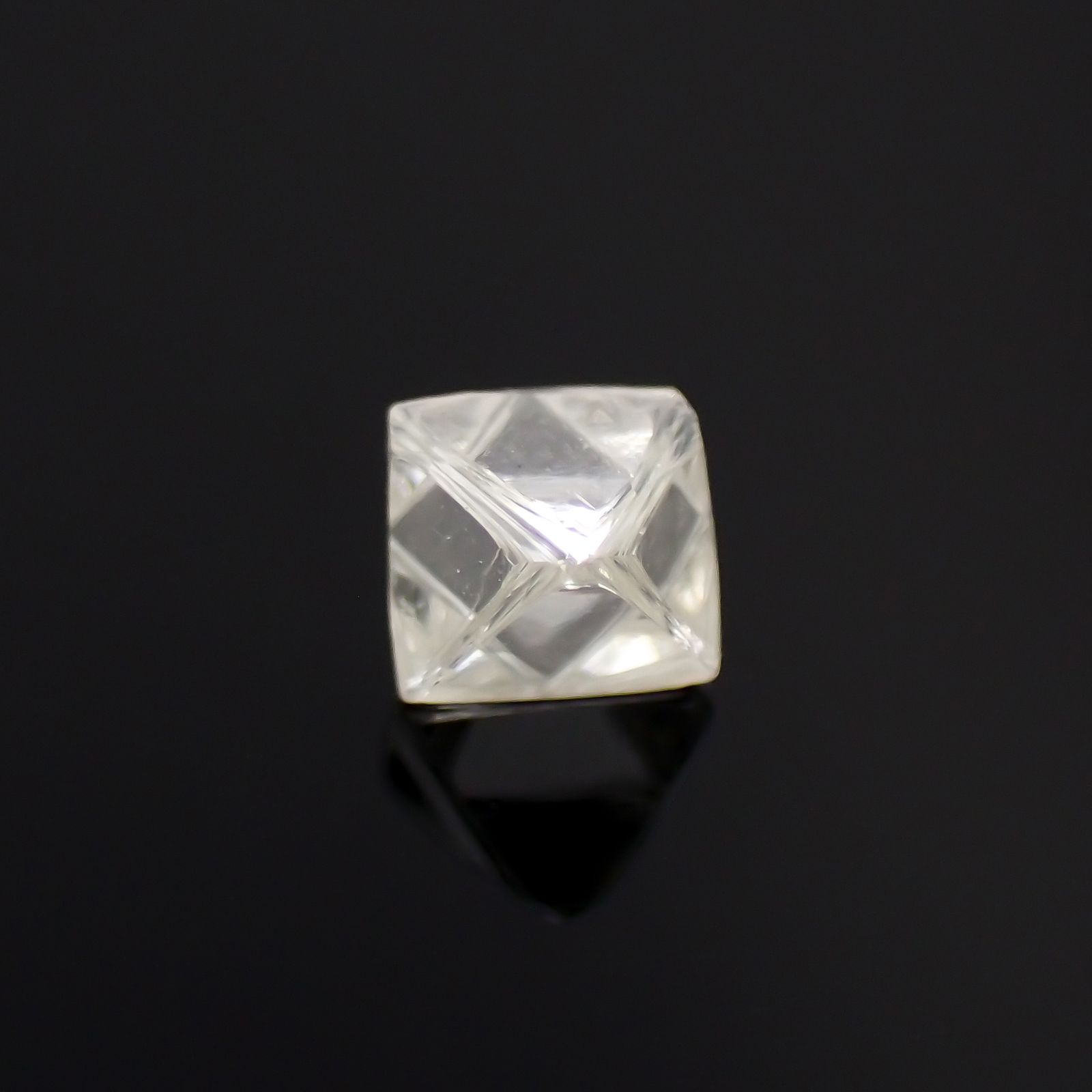 ソーヤブルダイヤモンド 原石(トライゴンあり/Trigon) デビアス社 0.38ct[230923460]4.6x4.4mm前後