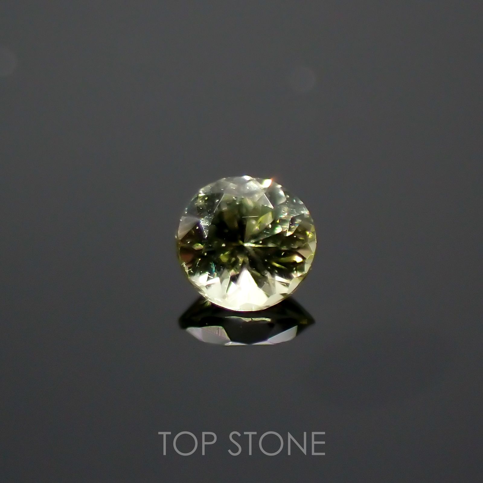 パラサイティックペリドット(宝石名ペリドット) 採取地：ロシア 0.018ct 識別済[210812865]1.5×1.5mm前後