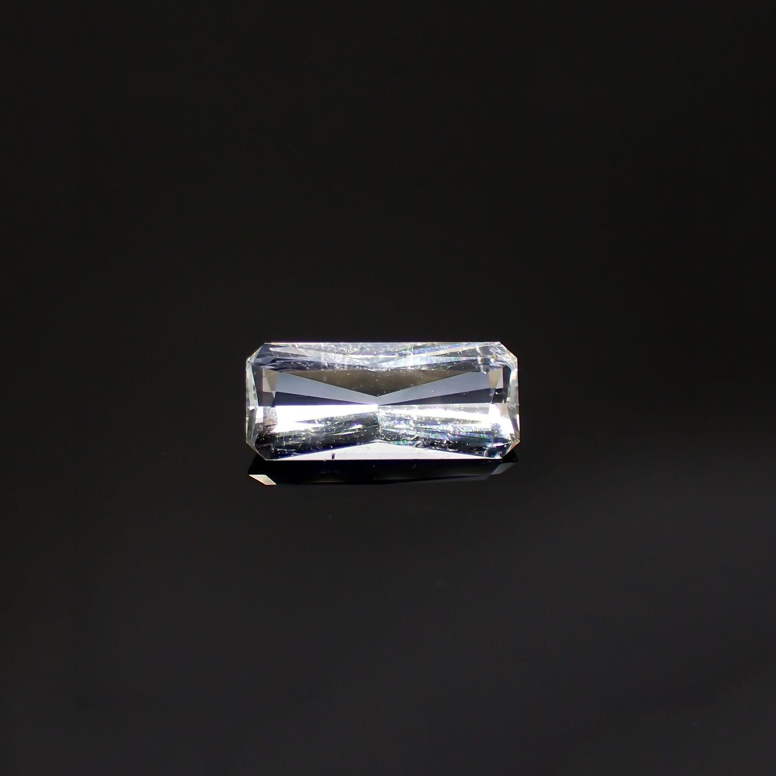 ジェレメジェバイト(宝石名エレメジェバイト)ナミビア産 識別済 0.82ct / 9.2x3.9mm前後 [220616312]