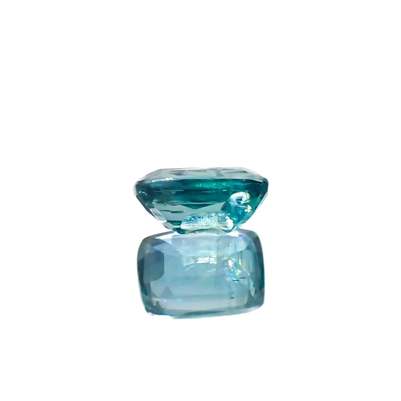 バイカラーカイヤナイト(宝石名カイヤナイト)ネパール産 0.88ct 識別済[240326688]6.4x4.5mm前後