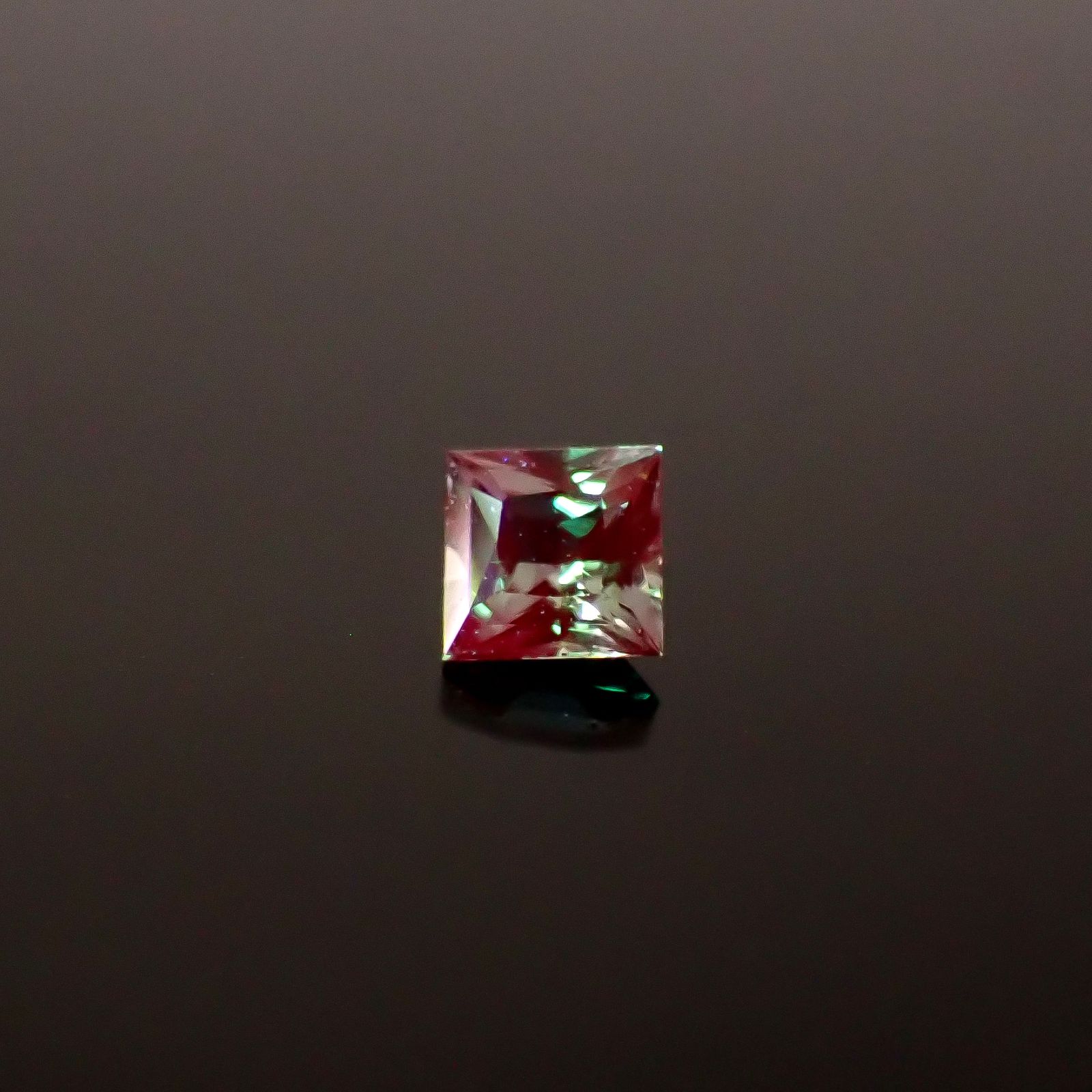 ◇プリンセスカット◇アレキサンドライト ブラジル産 EmeraldMains社製 0.089ct / 2.4x2.4mm前後 [260131568]