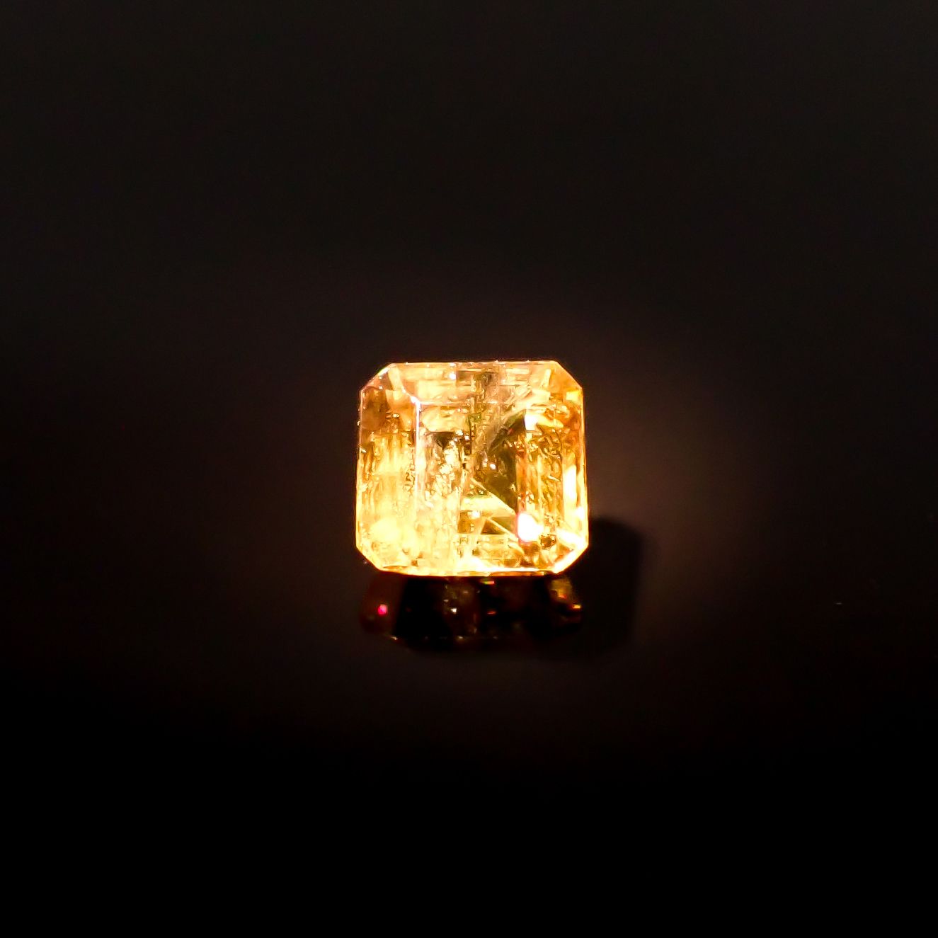 カラーチェンジスフェーン(宝石名スフェーン / カラーチェンジ・タイプ)パキスタン産 0.66ct 識別済[240627955]4.7x4.5mm前後