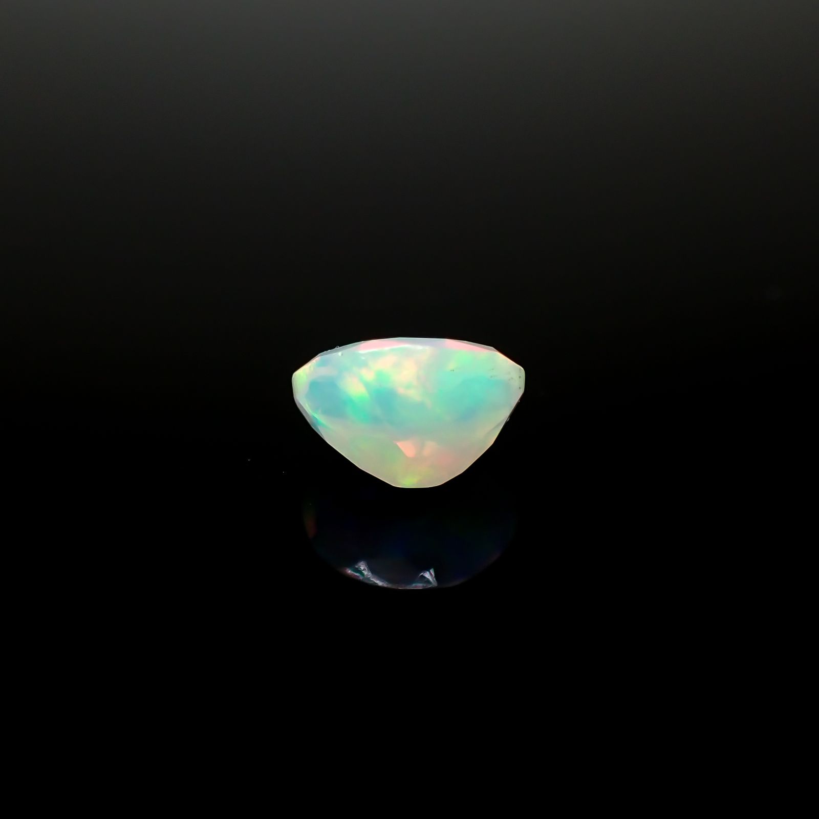 エチオピアオパール エチオピア産 0.84ct[240125322]8.1x6mm前後
