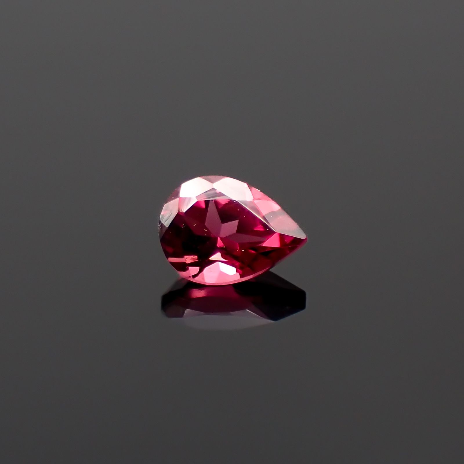 レッドスピネル(宝石名スピネル)タンザニア産 0.21ct 識別済[230522103]4.2x3.1mm前後