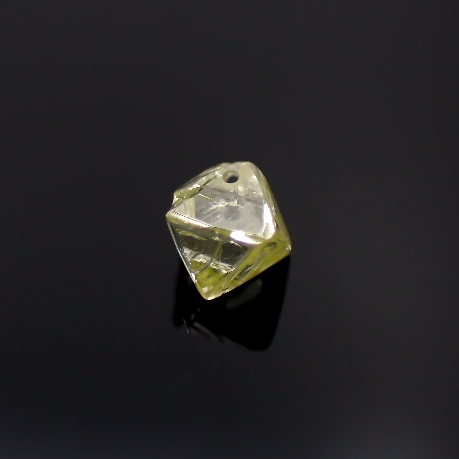 ソーヤブルダイヤモンド 原石(成長丘あり/Growth Hillock) ※通し穴あり(宝石名ダイアモンド) 0.28ct 識別済[230923448]4.1x3.9mm前後