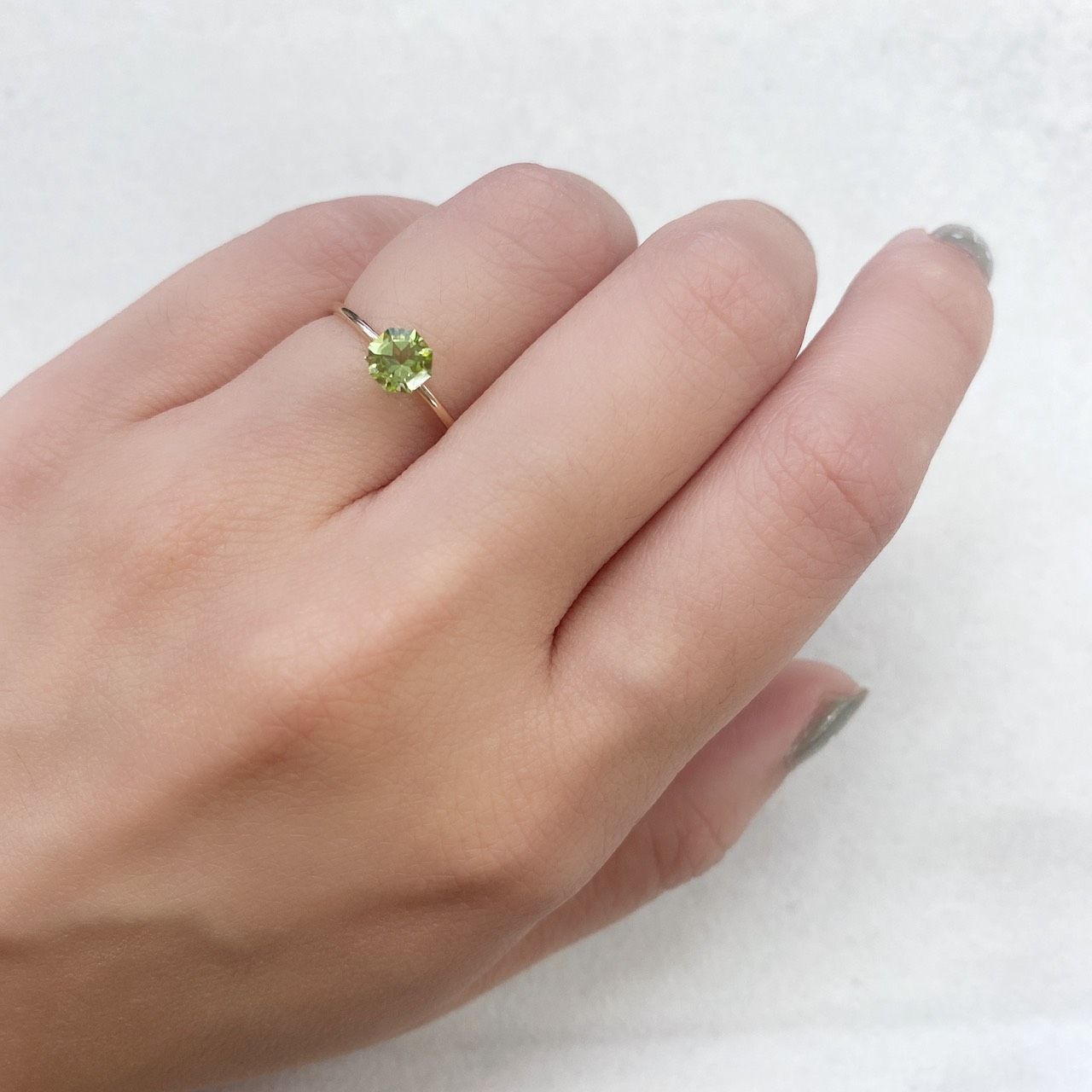 ◇オクタゴンカット◇ペリドット(宝石名ペリドット) パキスタン産 0.63ct 識別済 [210913109]5.1×5mm前後