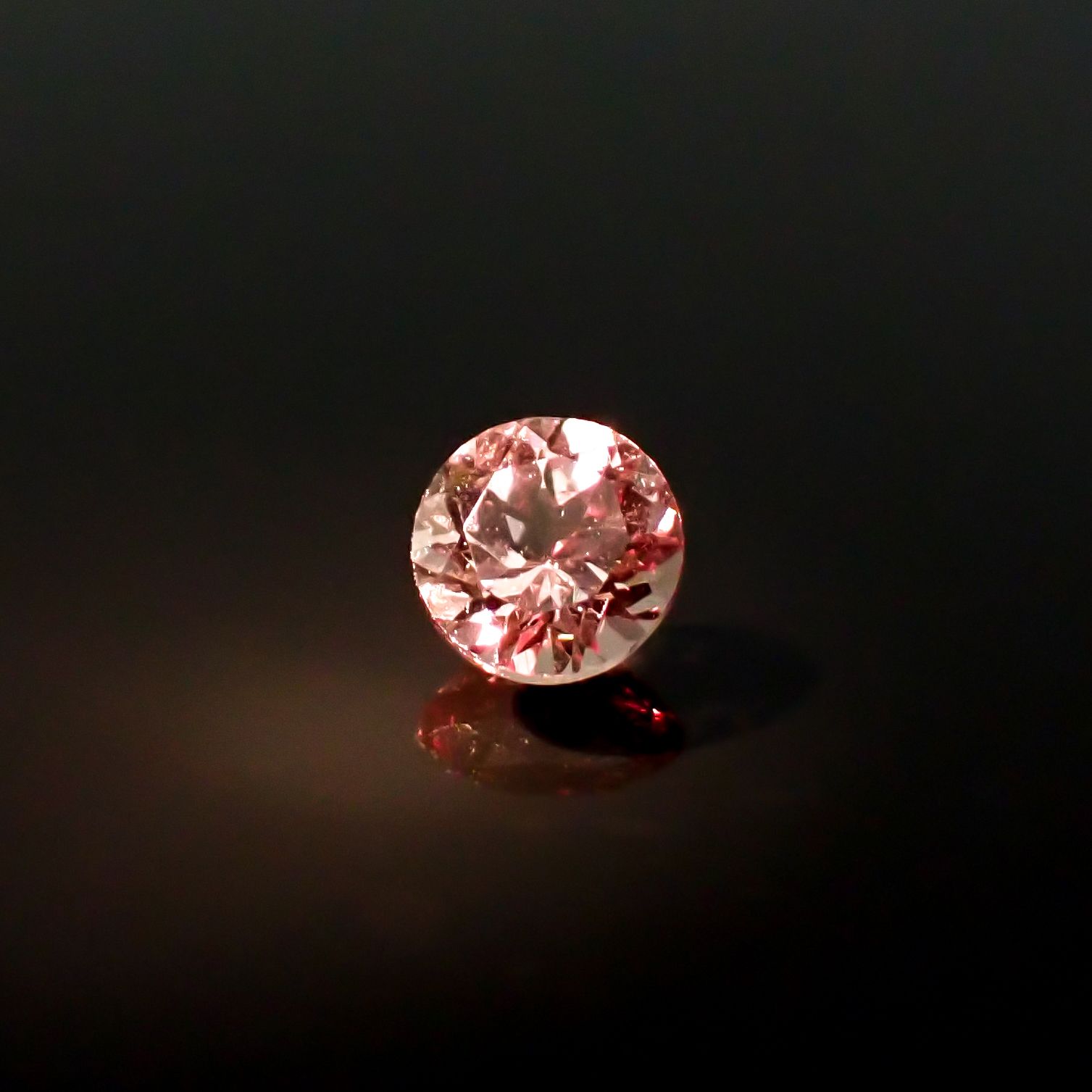 ドラゴンガーネット タンザニア産 0.71ct / 5.1x5.1mm前後 [260532238]