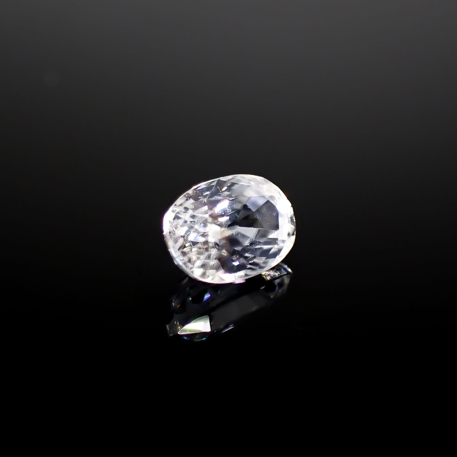 カラーレスジルコン(宝石名ジルコン)スリランカ/カンボジア産 0.94ct 識別済[240928895]6.2x4.2mm前後