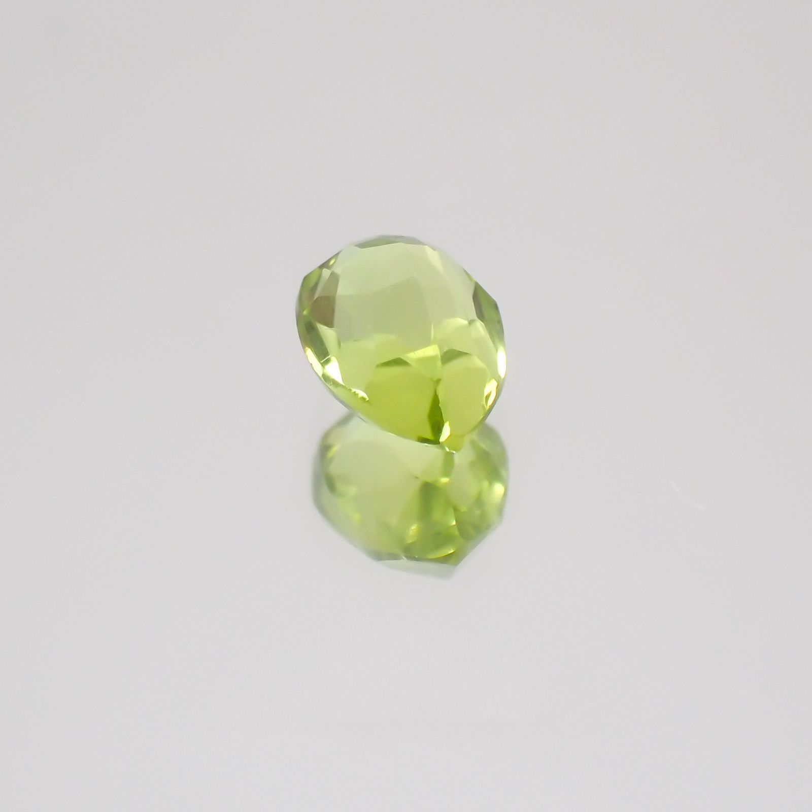 グリーンエンスタタイト(宝石名グリーン・エンスタタイト)カメルーン産 0.53ct 識別済[231224391]5.6x4.1mm前後