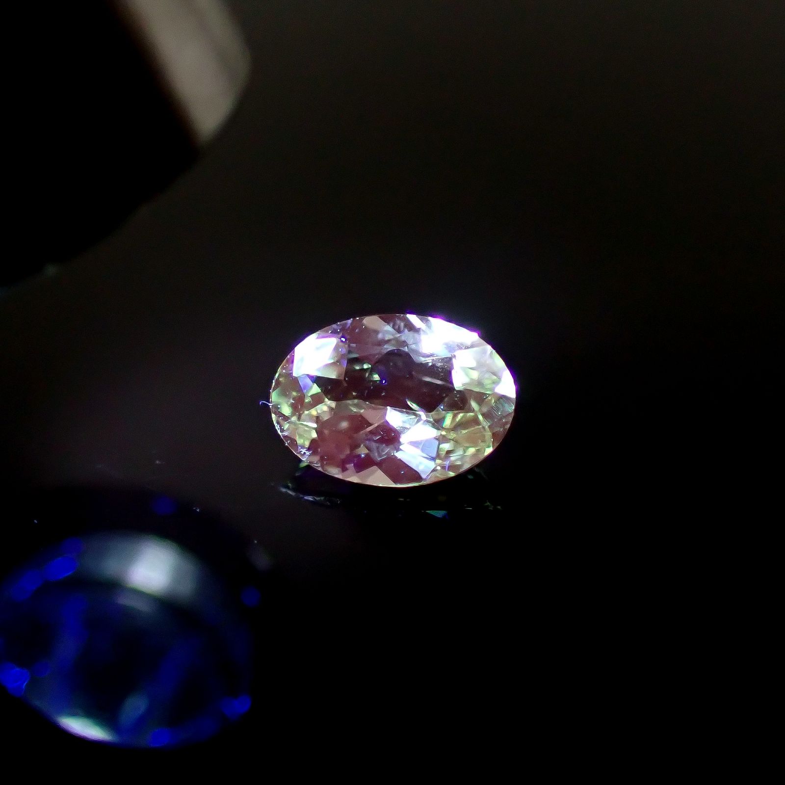 ミントガーネット(宝石名ガーネット)タンザニア産 0.65ct 識別済[241229612]6.8x4.7mm前後