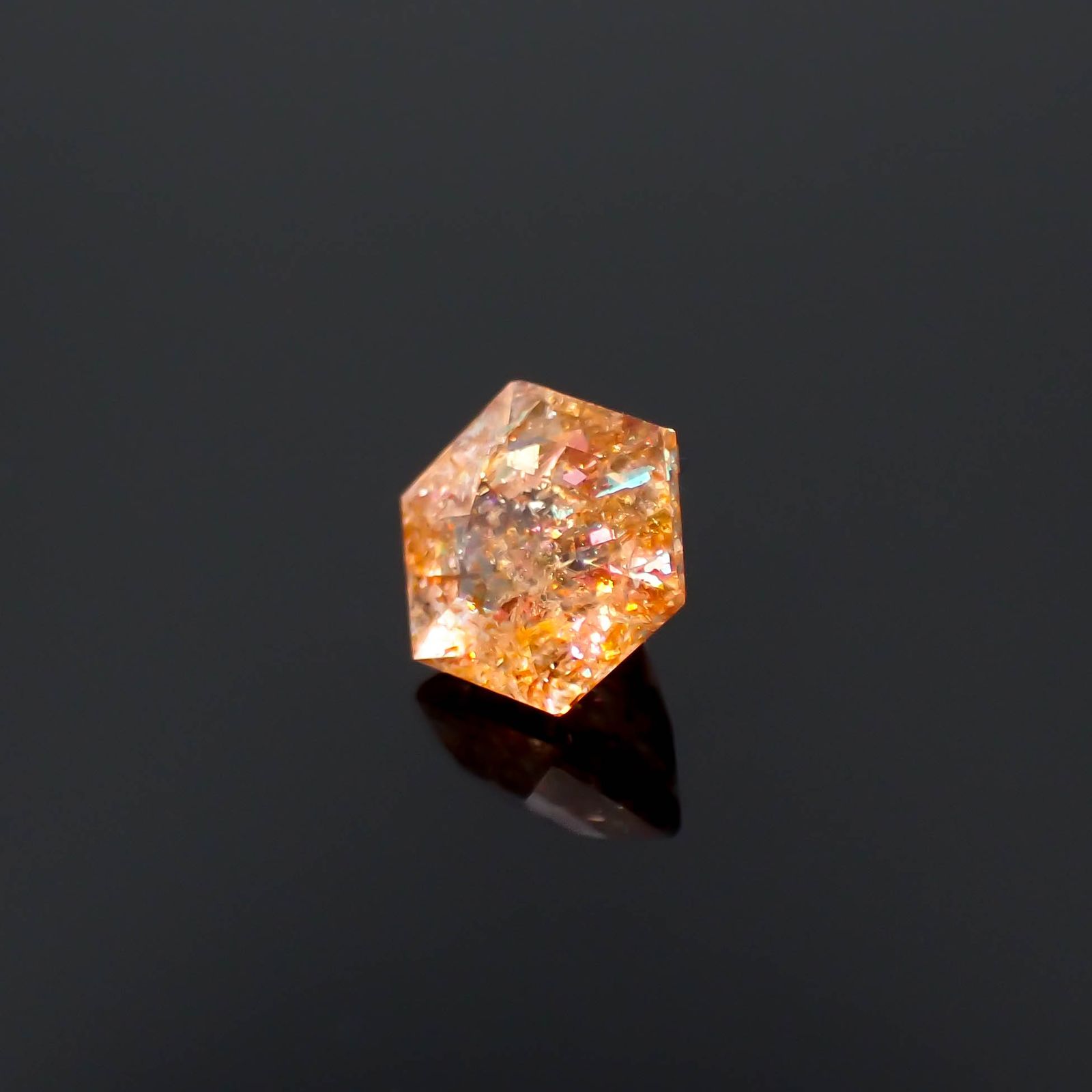 ◇ヘキサゴンカット◇イリュージョンサンストーンイリュージョンサンストーン タンザニア産 0.62ct[230320959]5.2x5.1mm前後