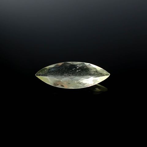 リビアングラス 発見地：エジプト・リビア砂漠 7.72ct / 27.8x10.4mm前後 [251131306]