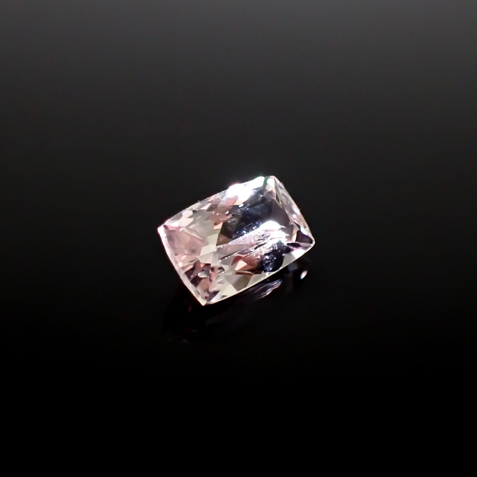 ピンクゾイサイト(宝石名ピンク・ゾイサイト)タンザニア産 0.670ct ソ付(彩珠)[241129503]6.5x3.9mm前後