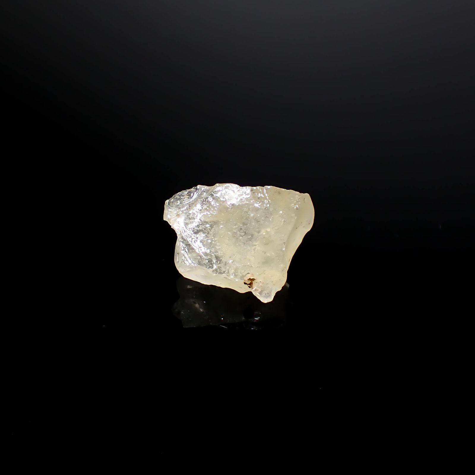リビアングラス 原石 発見地：エジプト・リビア砂漠 10.72ct [241029288]18.5x16mm前後