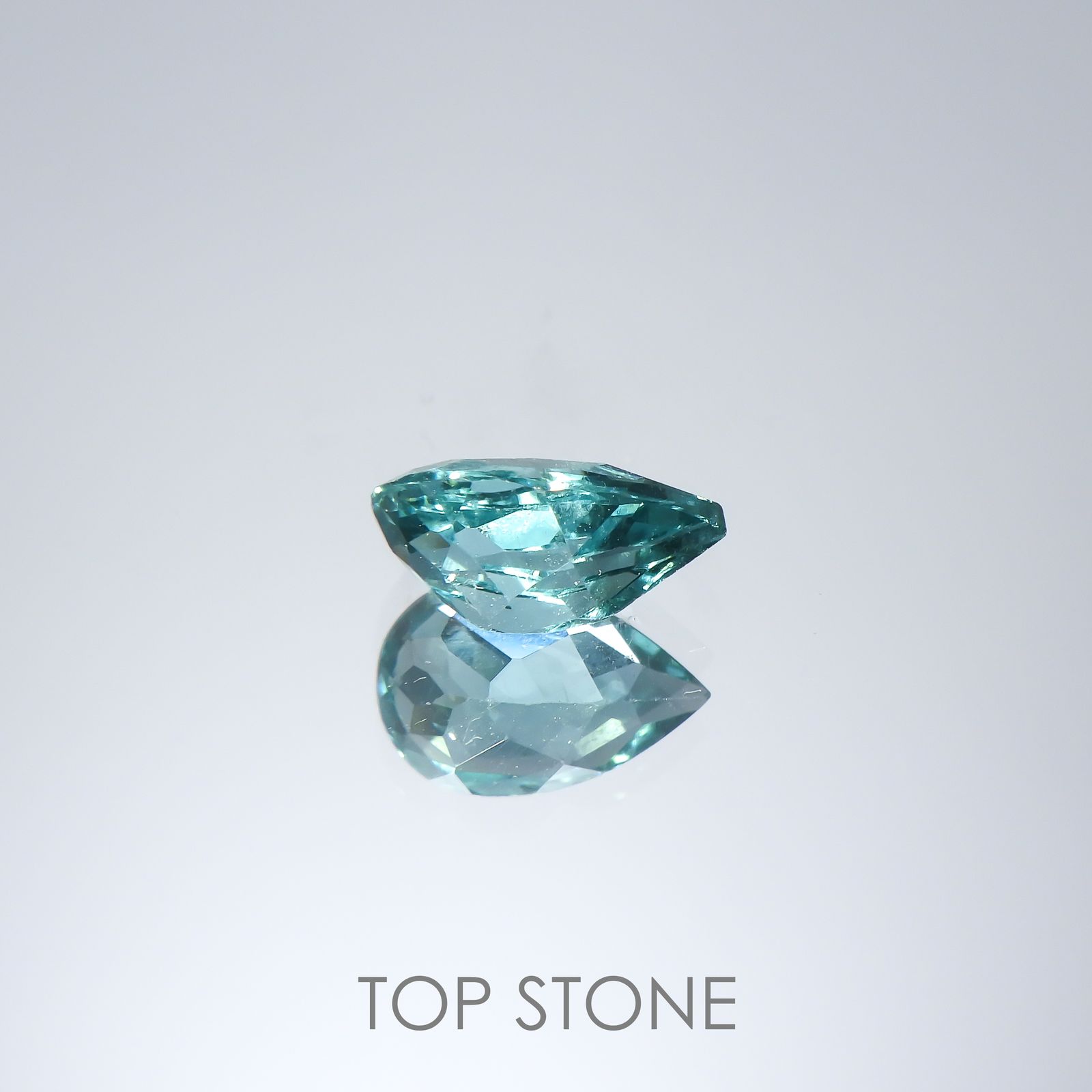 ブルーグリーンアパタイト(宝石名アパタイト)マダガスカル産 0.68ct 識別済[220515941]7.1x4.4mm前後